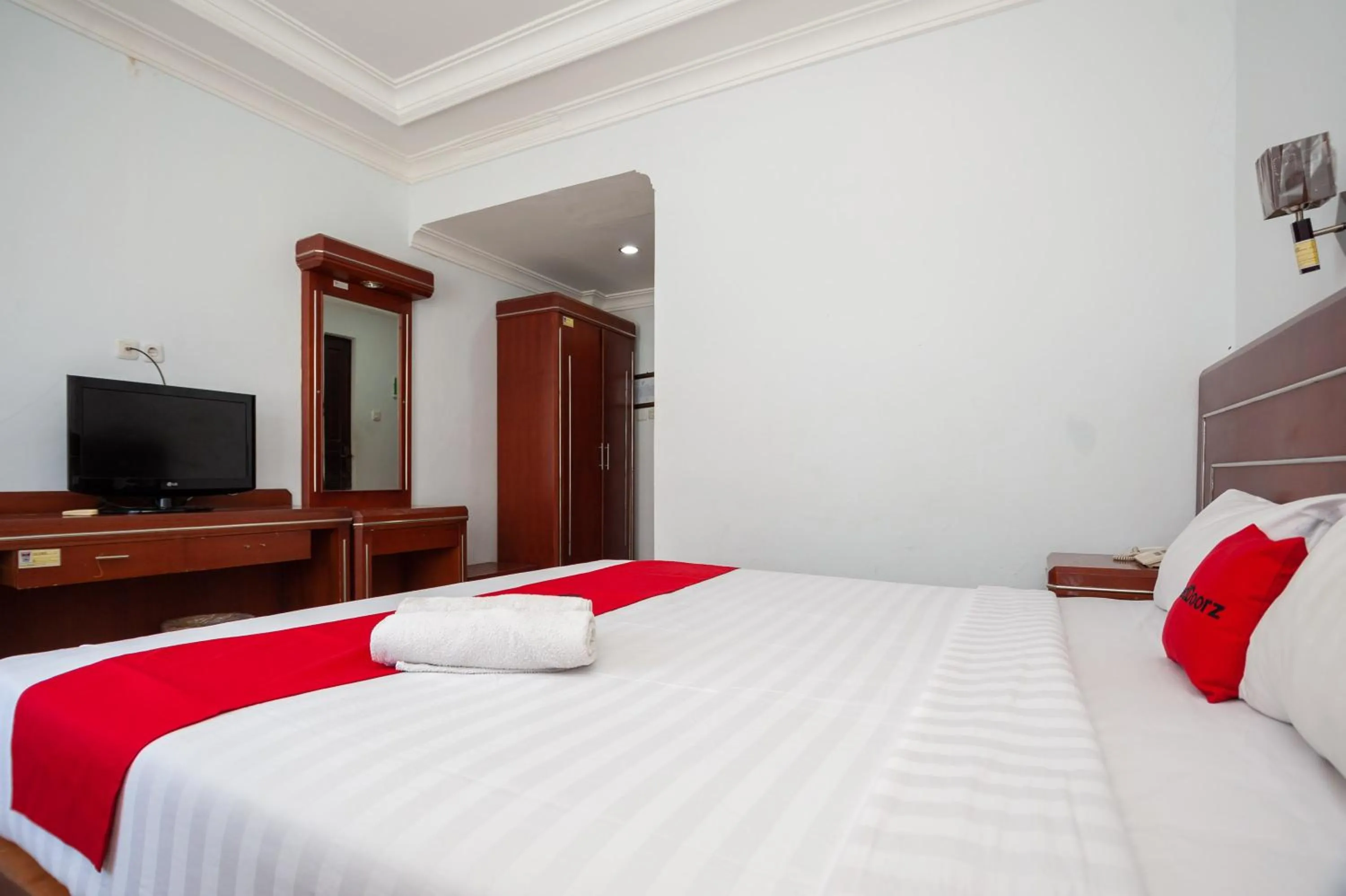 Bedroom, Bed in RedDoorz Syariah near RS Yos Sudarso Padang