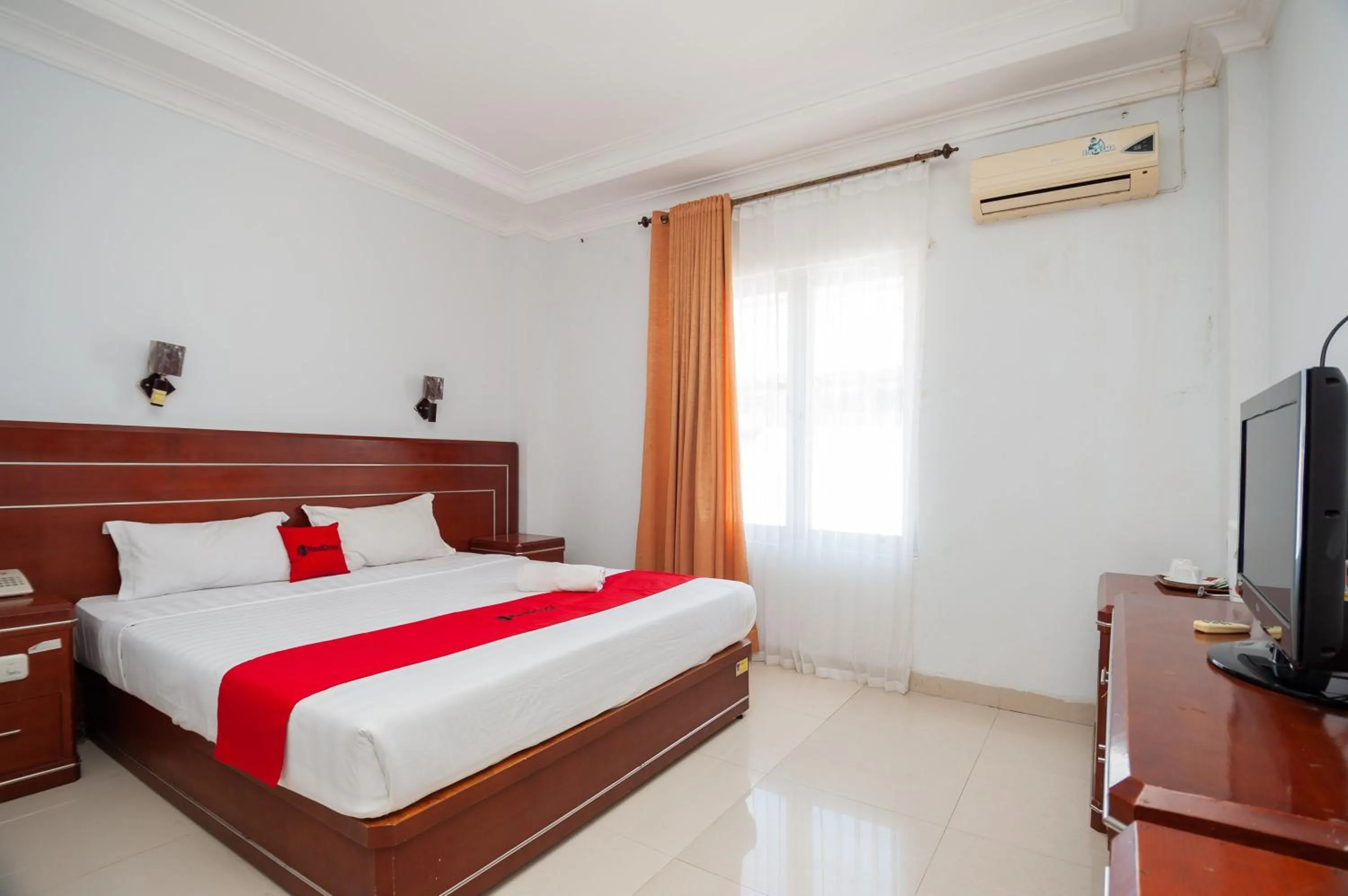 Bedroom, Bed in RedDoorz Syariah near RS Yos Sudarso Padang