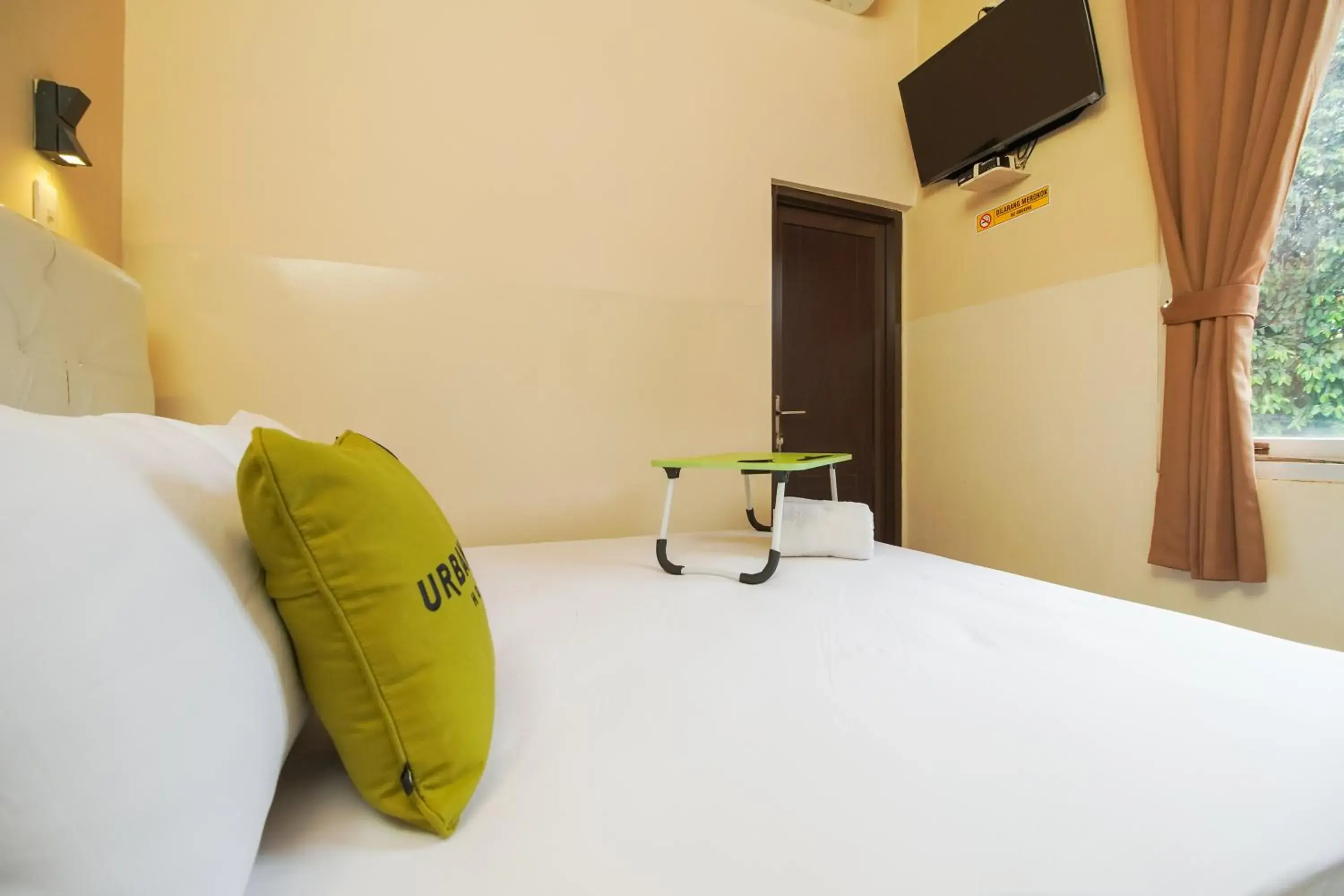 Bedroom, Bed in Urbanview Hotel Cantee Halim Perdanakusuma by RedDoorz Bedroom, Bed in Urbanview Hotel Cantee Halim Perdanakusuma by RedDoorz