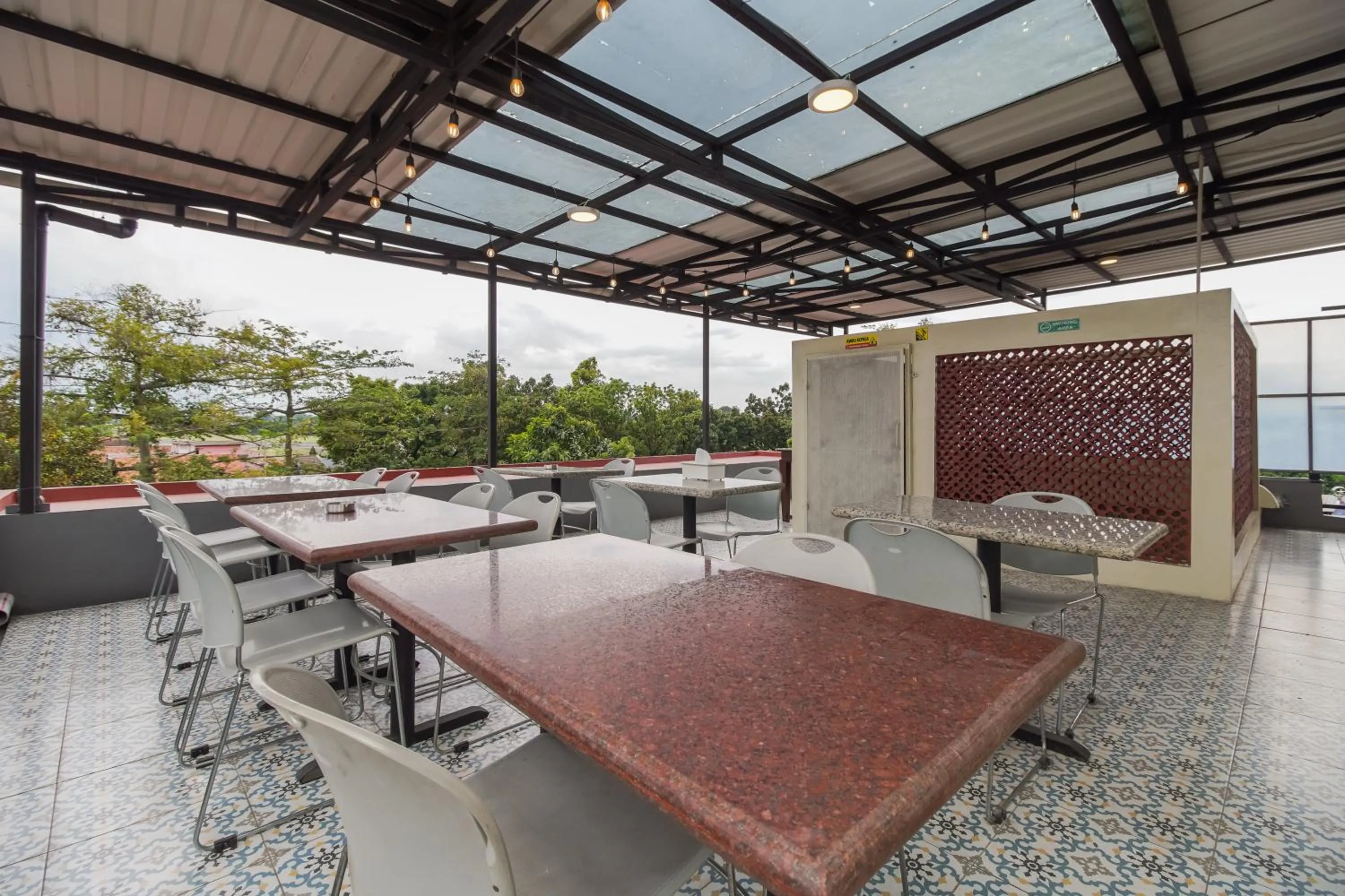 Dining area in Urbanview Hotel Cantee Halim Perdanakusuma by RedDoorz