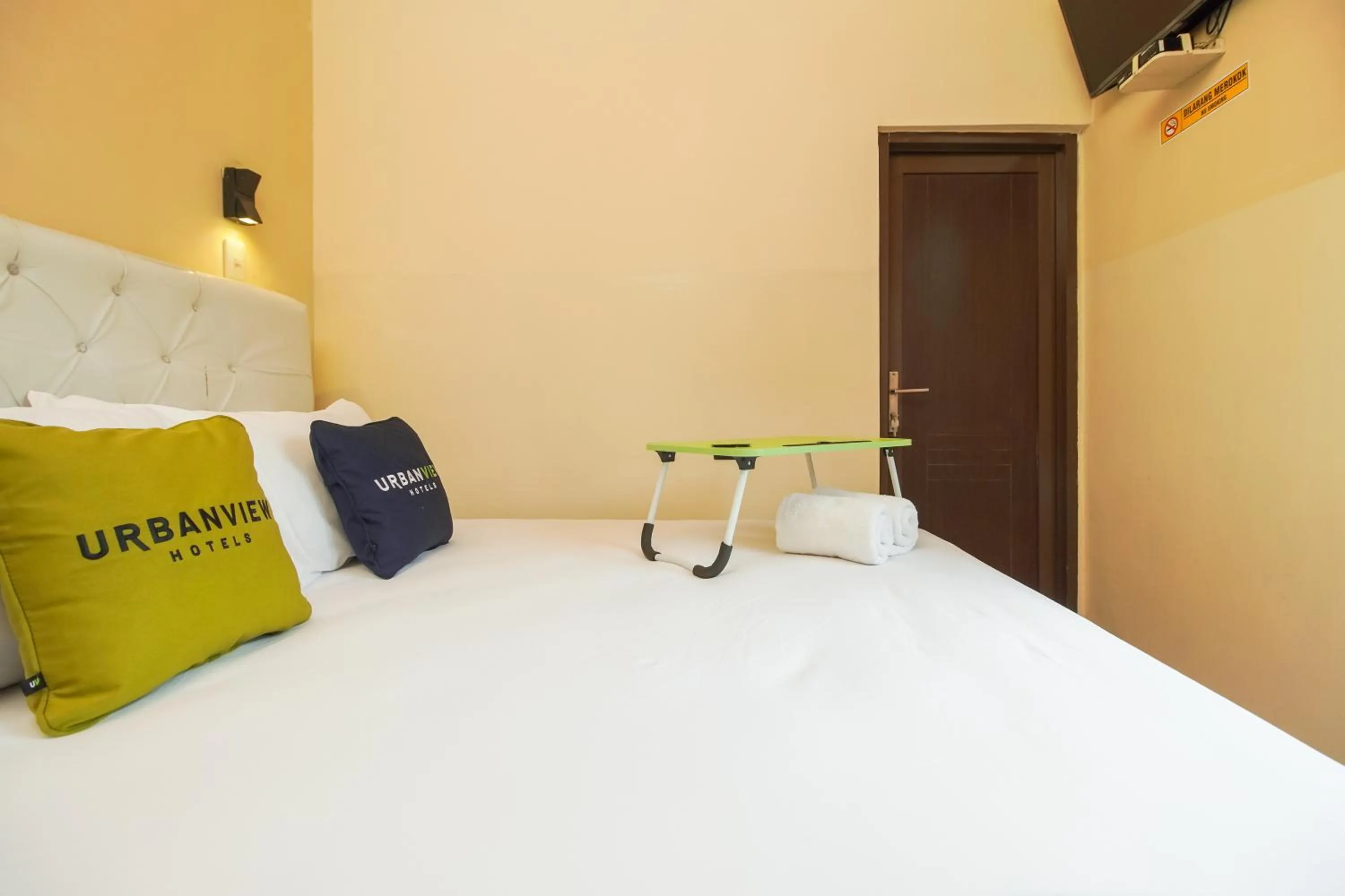 Bedroom, Bed in Urbanview Hotel Cantee Halim Perdanakusuma by RedDoorz