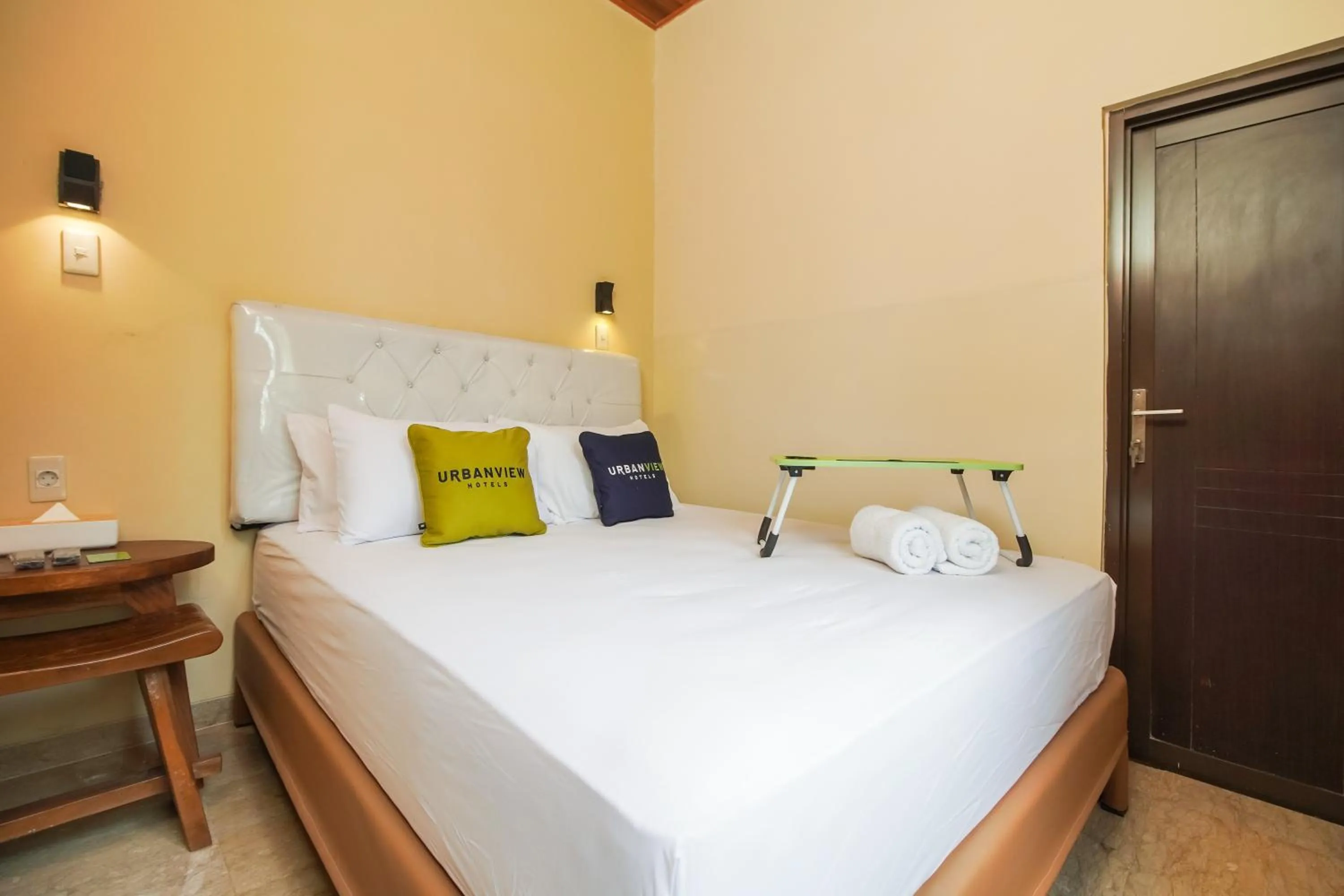 Bedroom, Bed in Urbanview Hotel Cantee Halim Perdanakusuma by RedDoorz