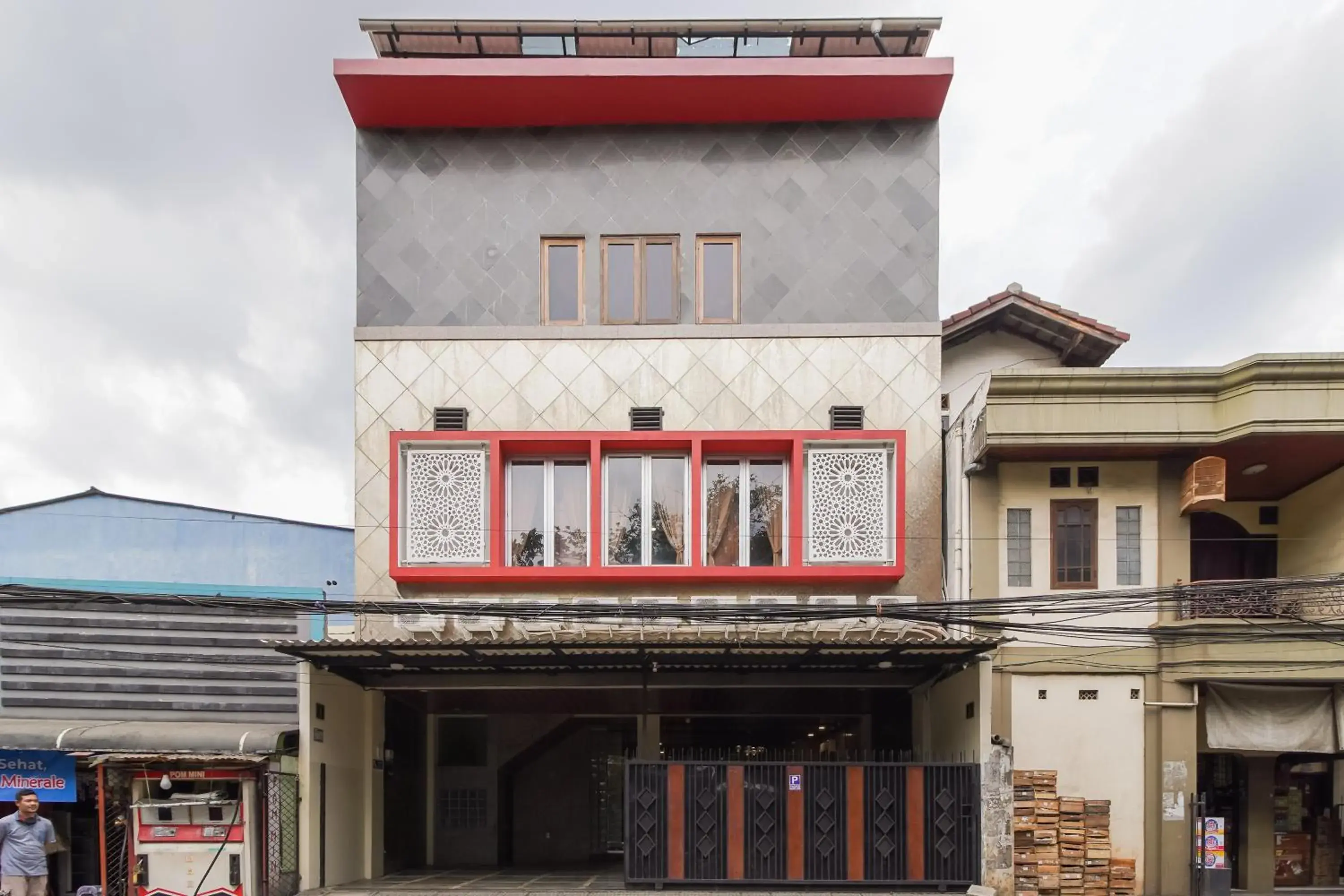 Property building in Urbanview Hotel Cantee Halim Perdanakusuma by RedDoorz Property building in Urbanview Hotel Cantee Halim Perdanakusuma by RedDoorz