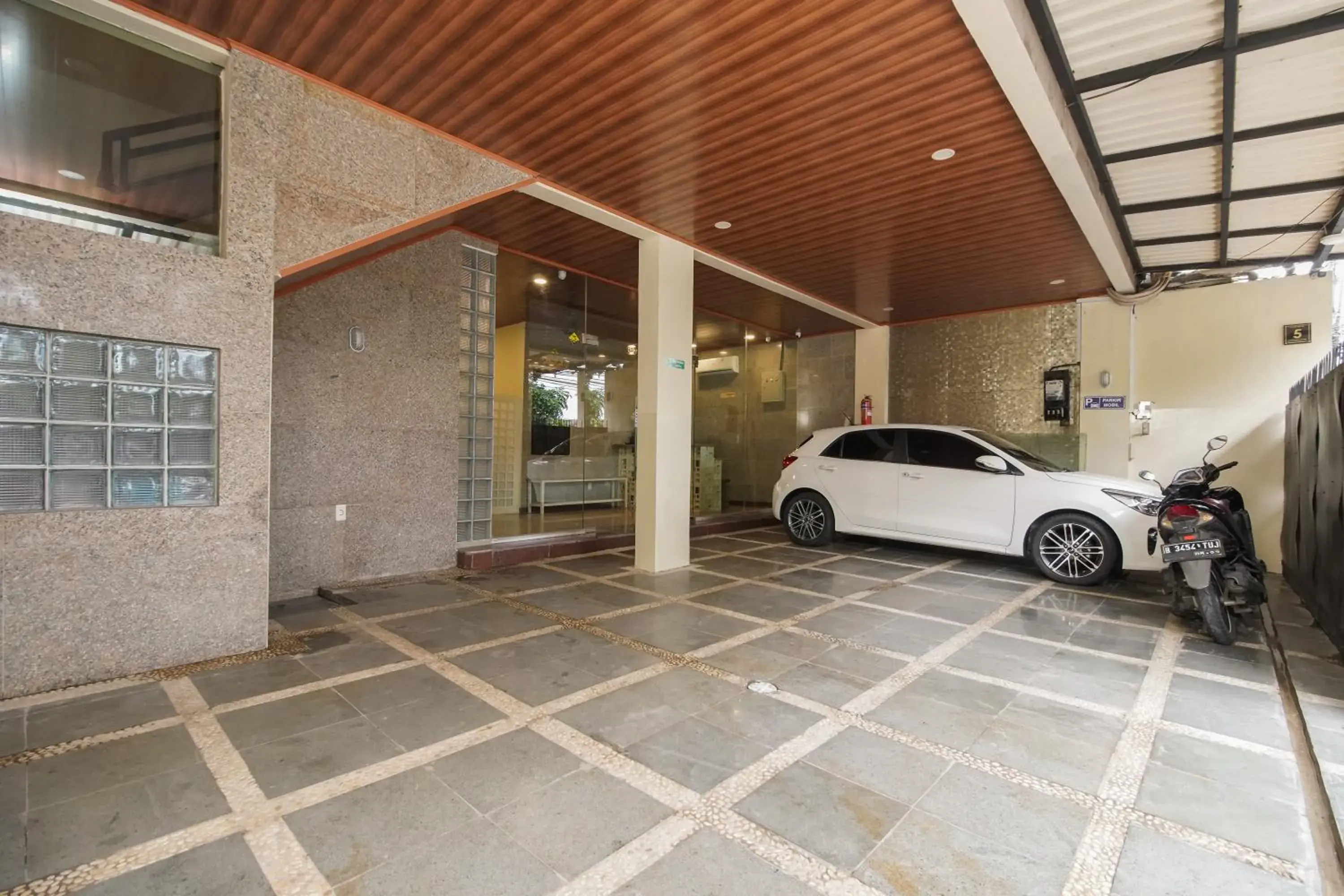 Parking in Urbanview Hotel Cantee Halim Perdanakusuma by RedDoorz Parking in Urbanview Hotel Cantee Halim Perdanakusuma by RedDoorz