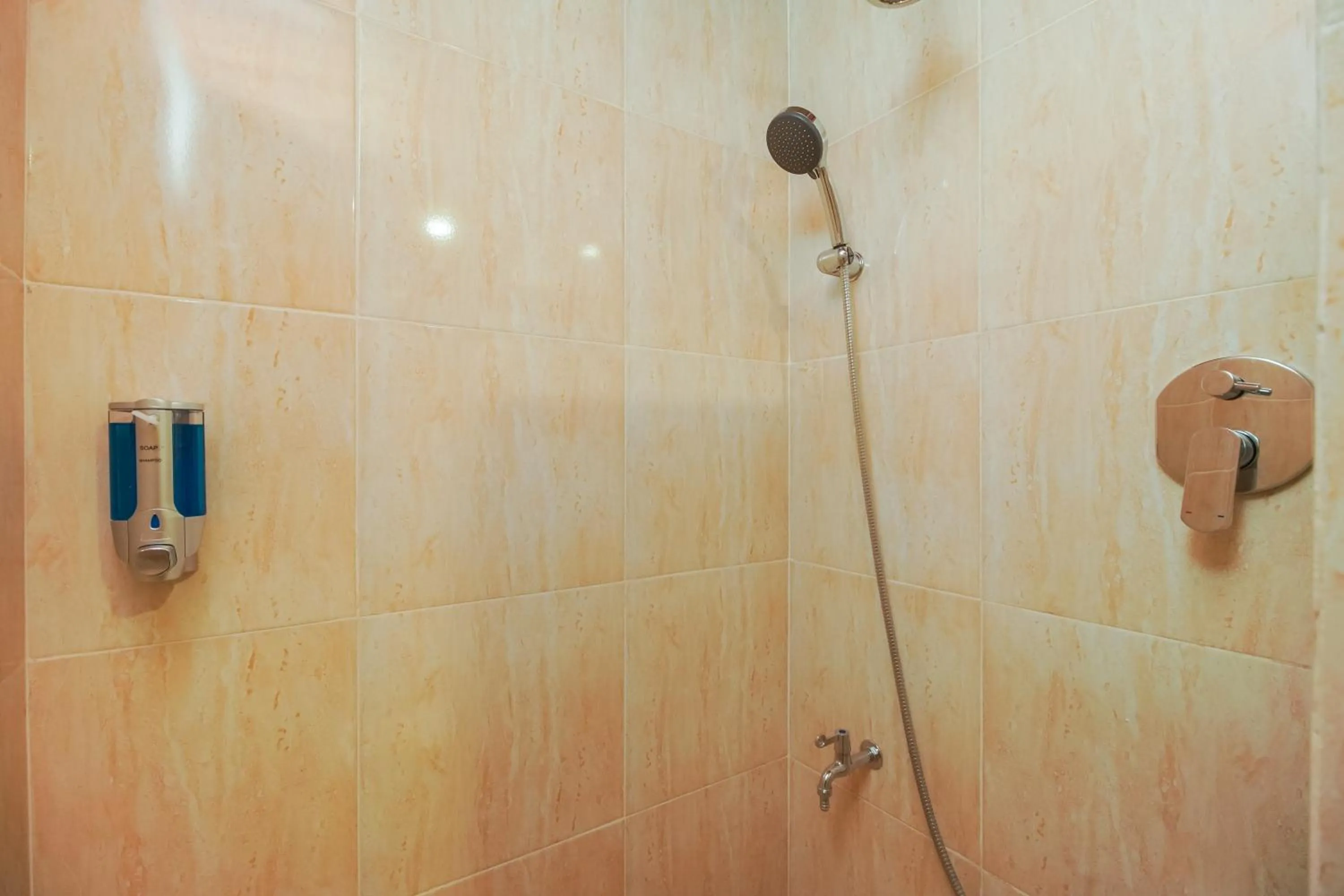 Bathroom in Urbanview Hotel Cantee Halim Perdanakusuma by RedDoorz