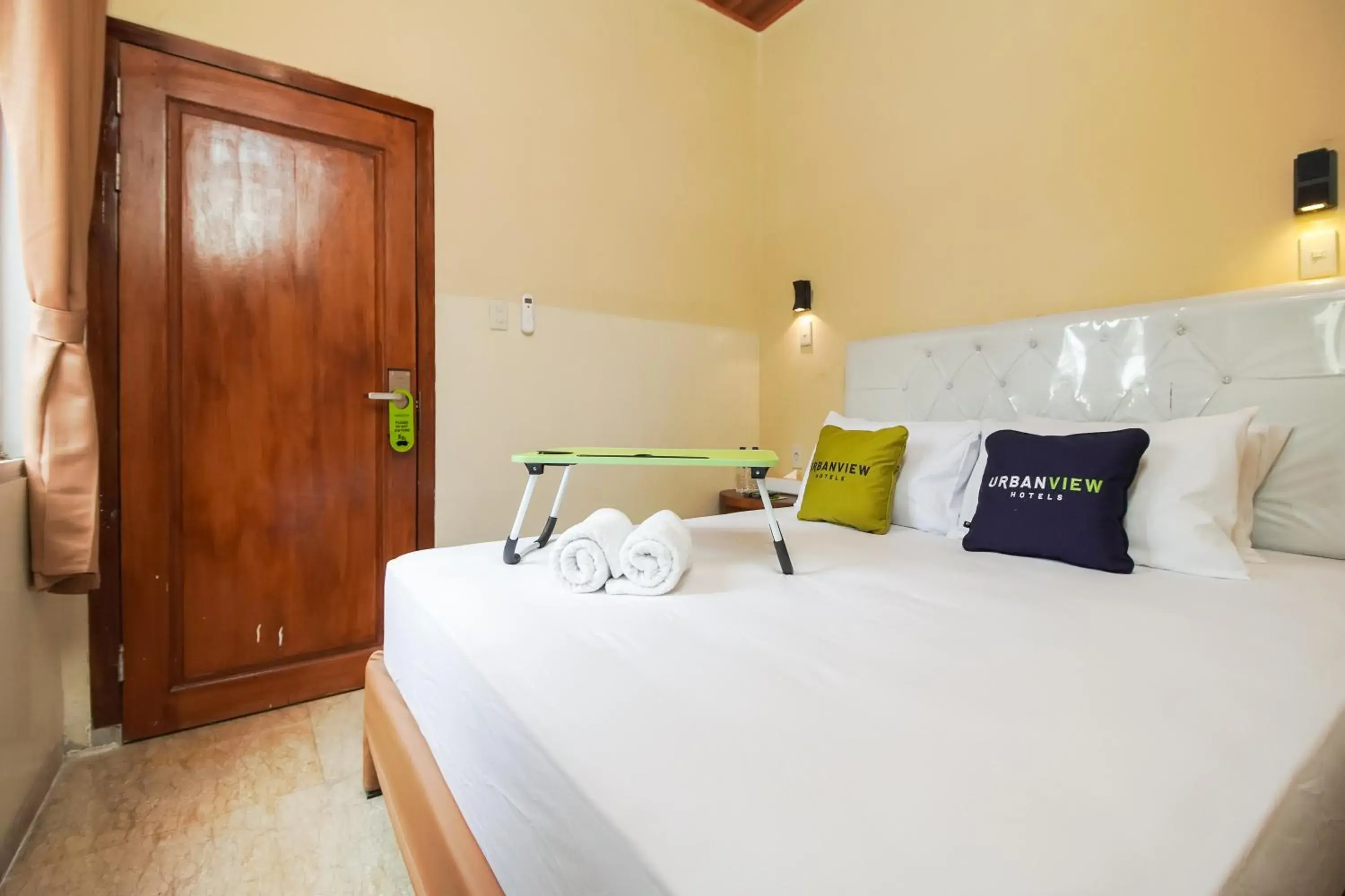 Bedroom, Bed in Urbanview Hotel Cantee Halim Perdanakusuma by RedDoorz Bedroom, Bed in Urbanview Hotel Cantee Halim Perdanakusuma by RedDoorz