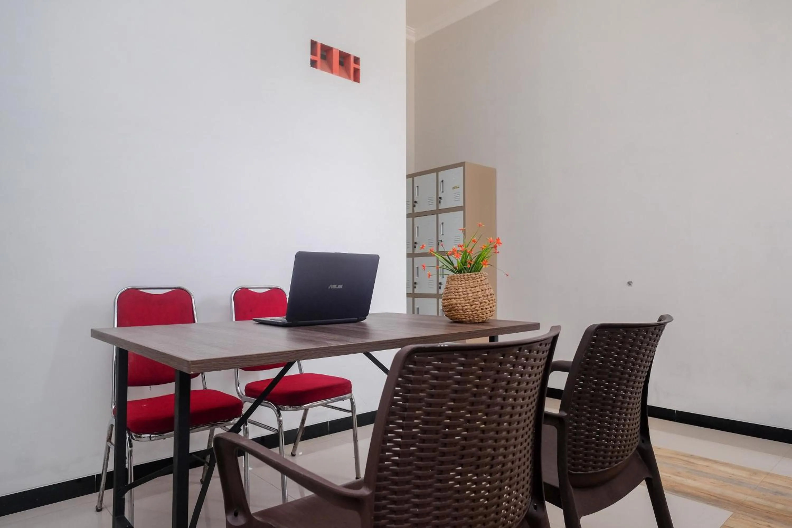 Lobby or reception in RedDoorz Syariah near Universitas Tidar Magelang