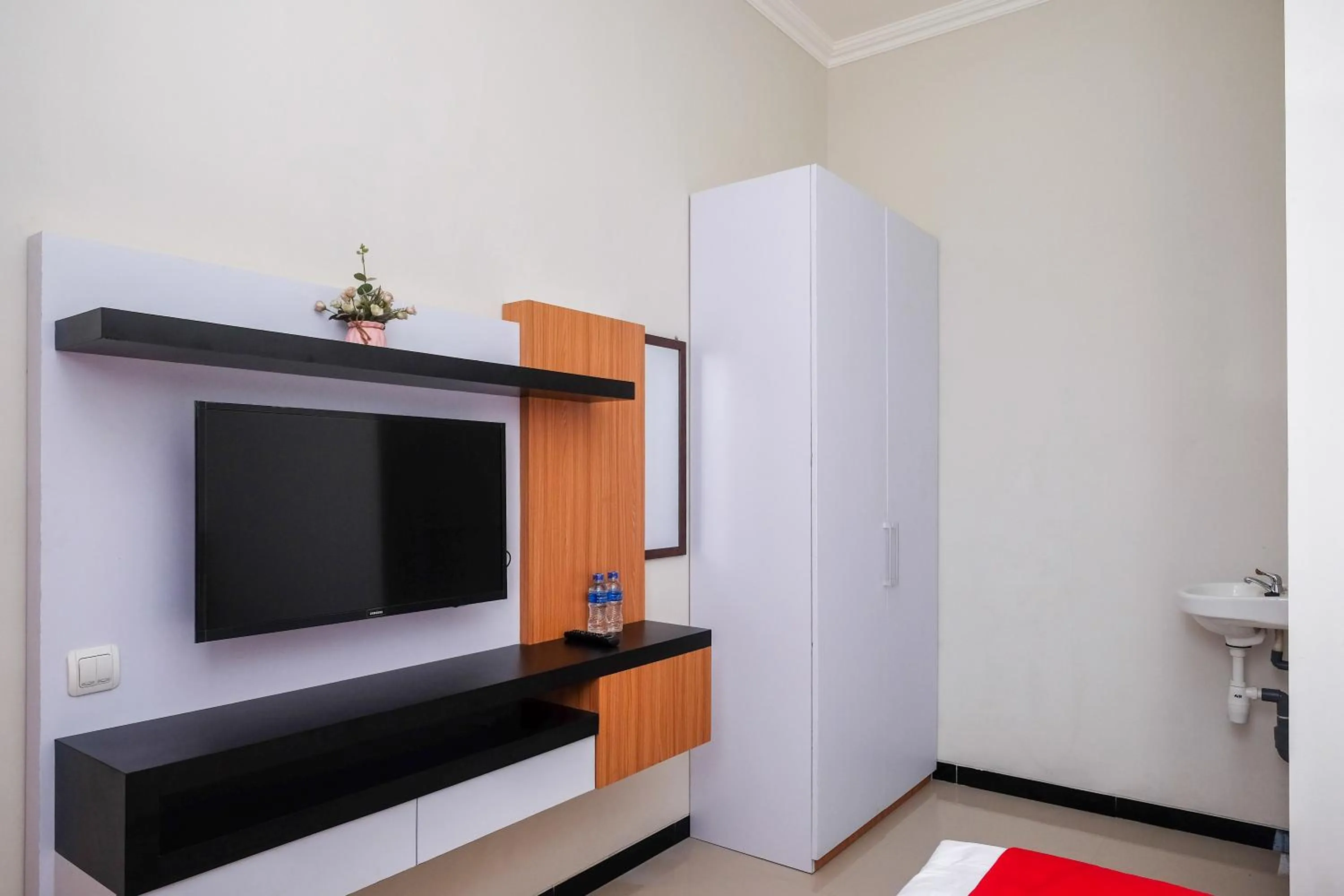 TV and multimedia in RedDoorz Syariah near Universitas Tidar Magelang