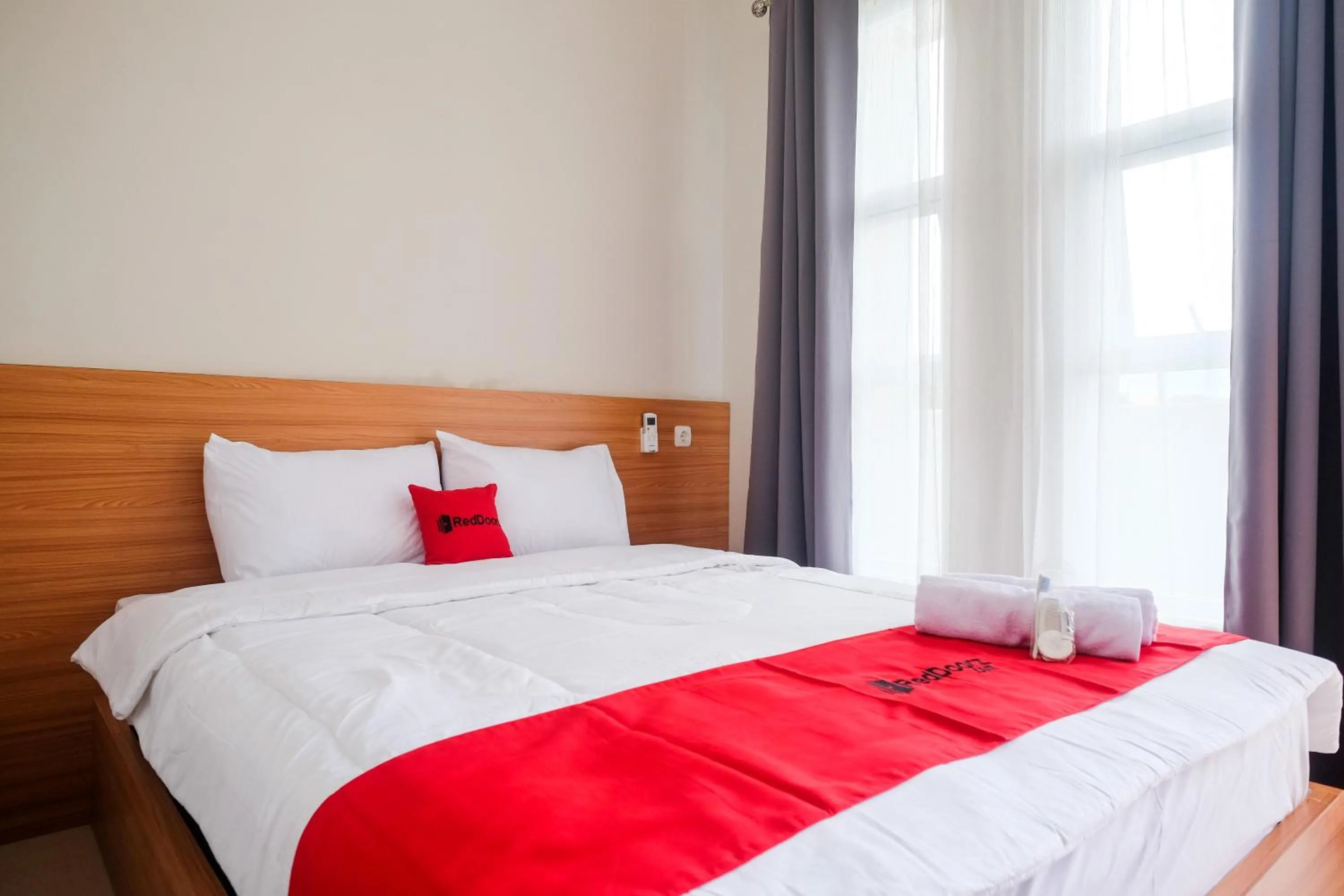 Bedroom, Bed in RedDoorz Syariah near Universitas Tidar Magelang