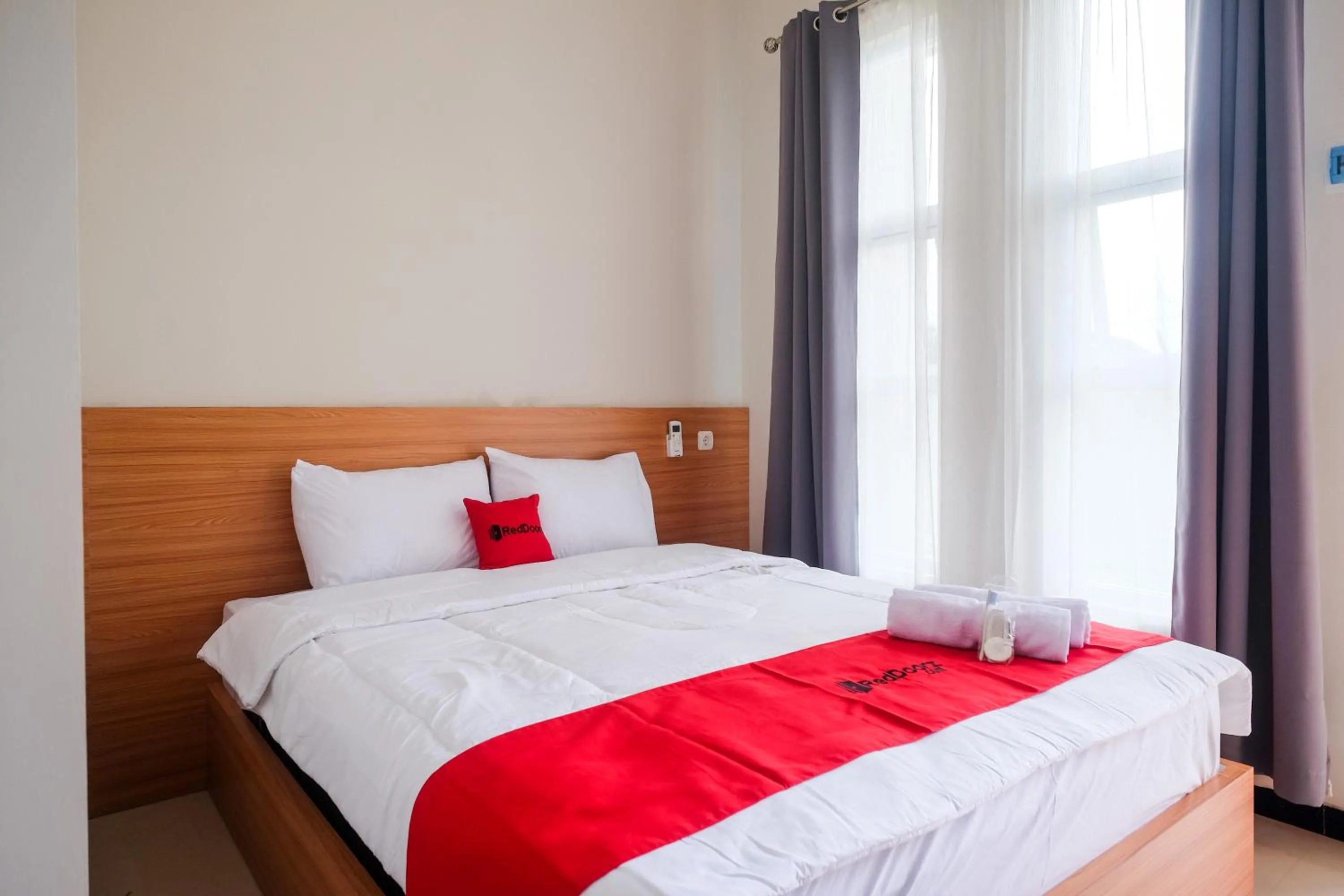 Bedroom, Bed in RedDoorz Syariah near Universitas Tidar Magelang