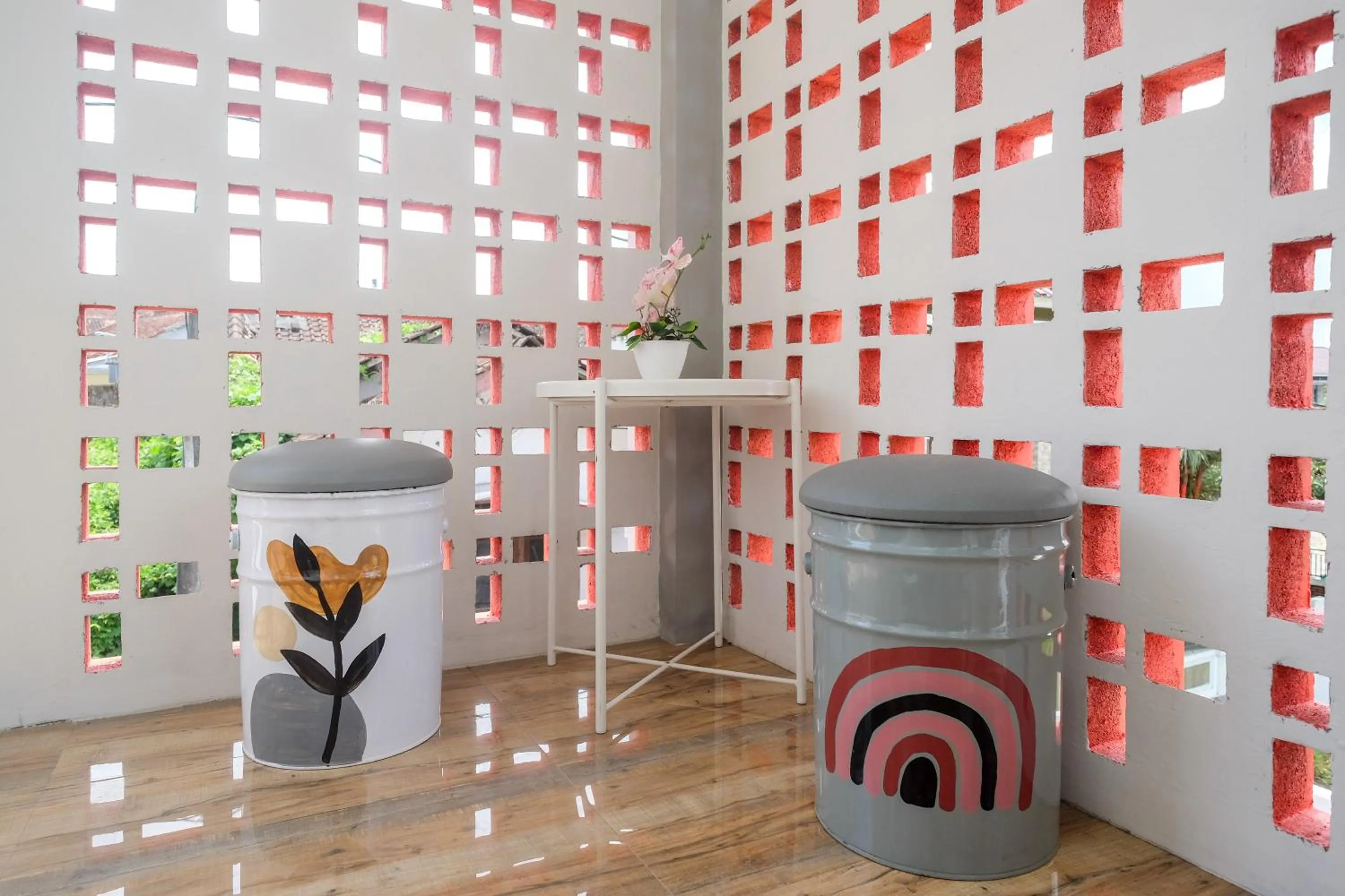 Seating area in RedDoorz Syariah near Universitas Tidar Magelang