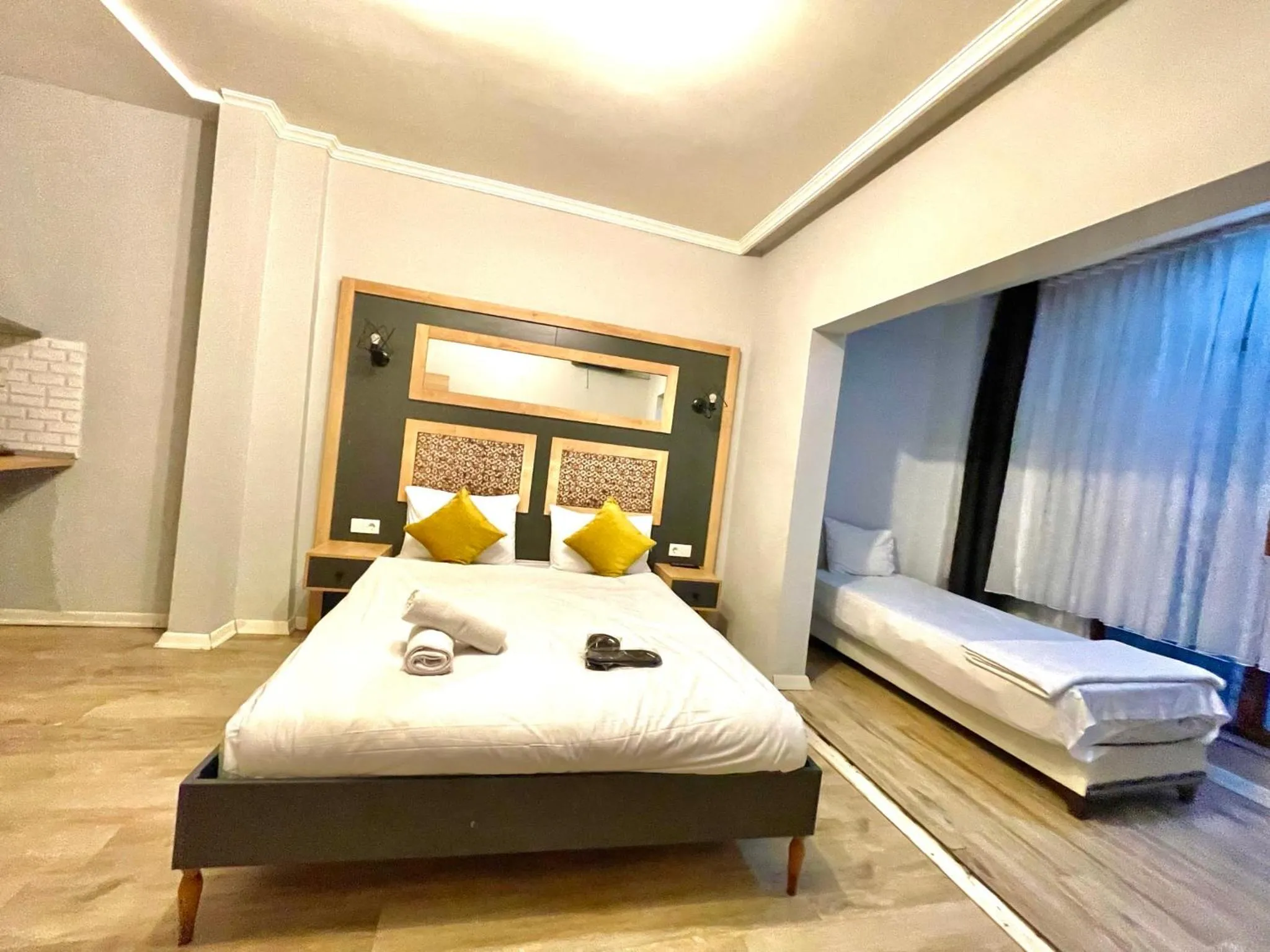 HOTEL THE NEOM SUITES