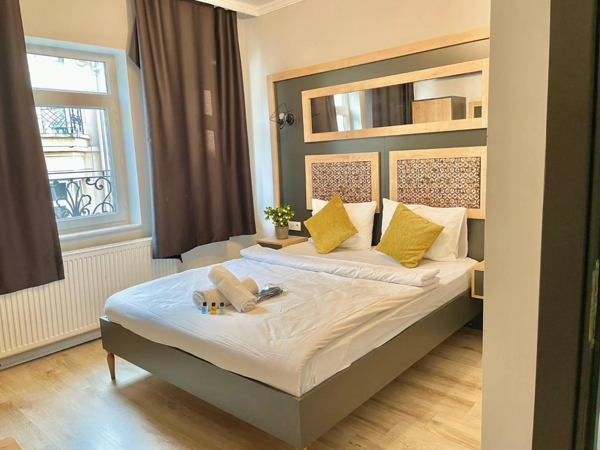 HOTEL THE NEOM SUITES