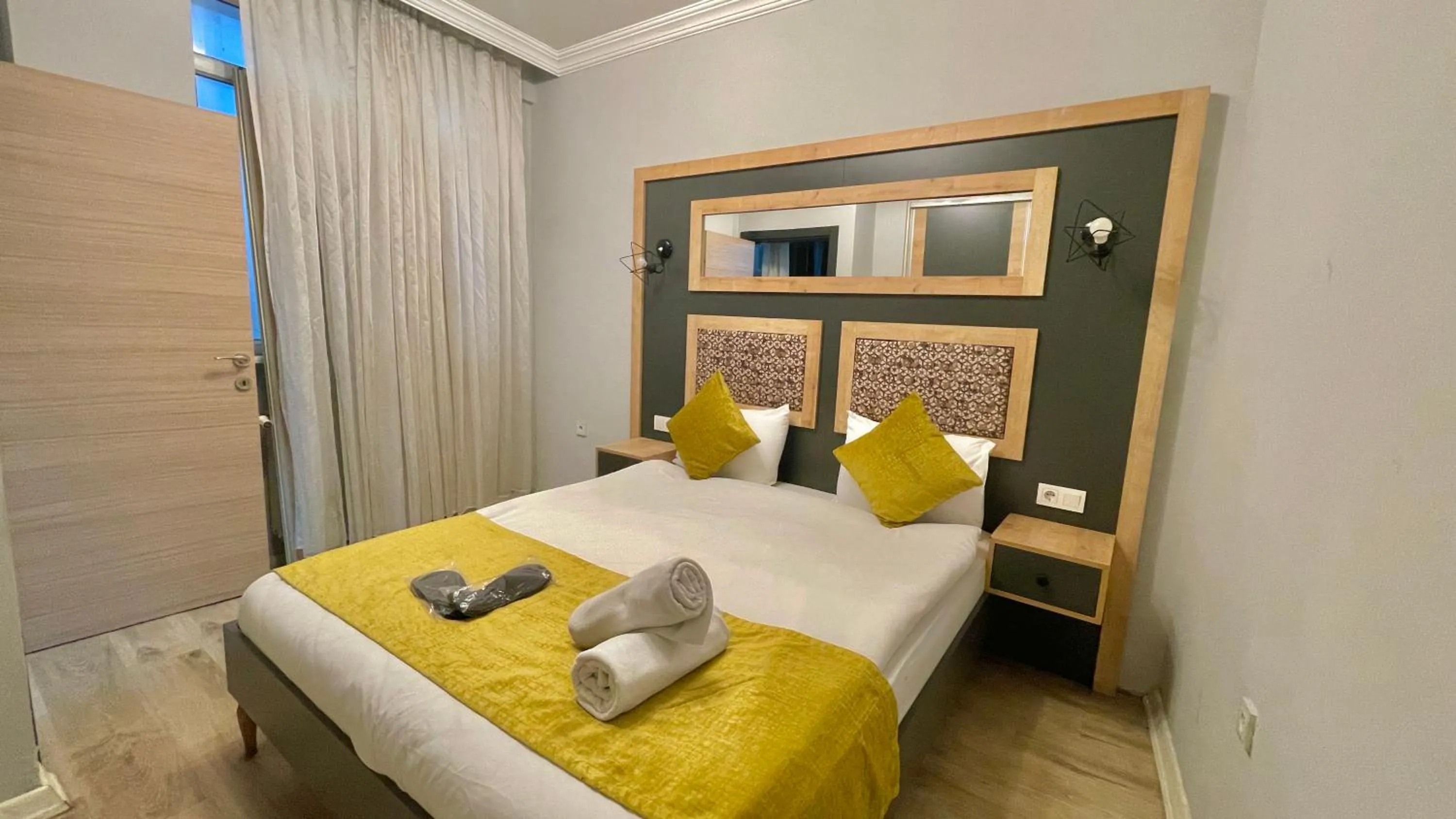 HOTEL THE NEOM SUITES