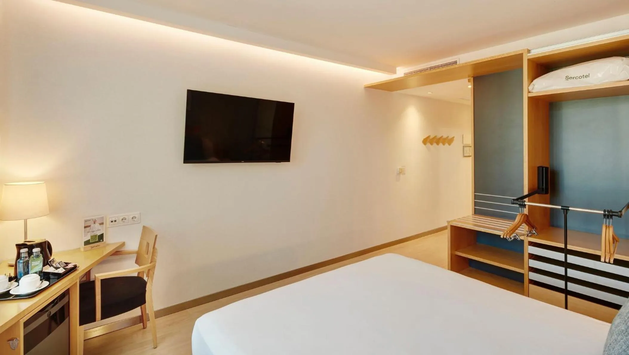 Photo of the whole room, Bed in Sercotel Caspe