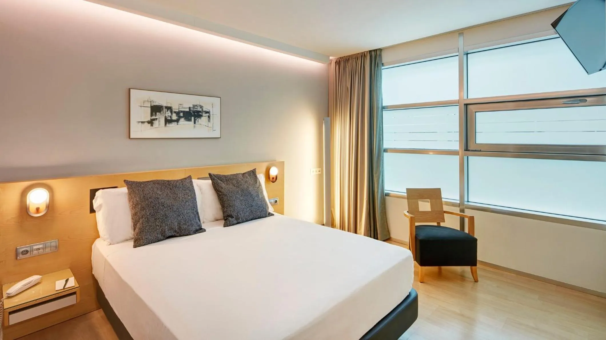 Photo of the whole room, Bed in Sercotel Caspe