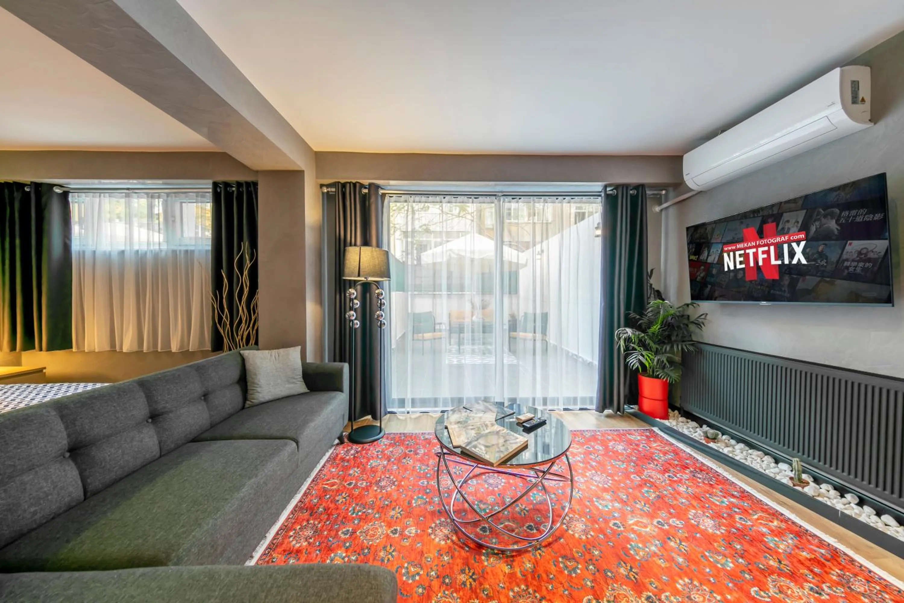 TV and multimedia in Hexa Suites Hotel