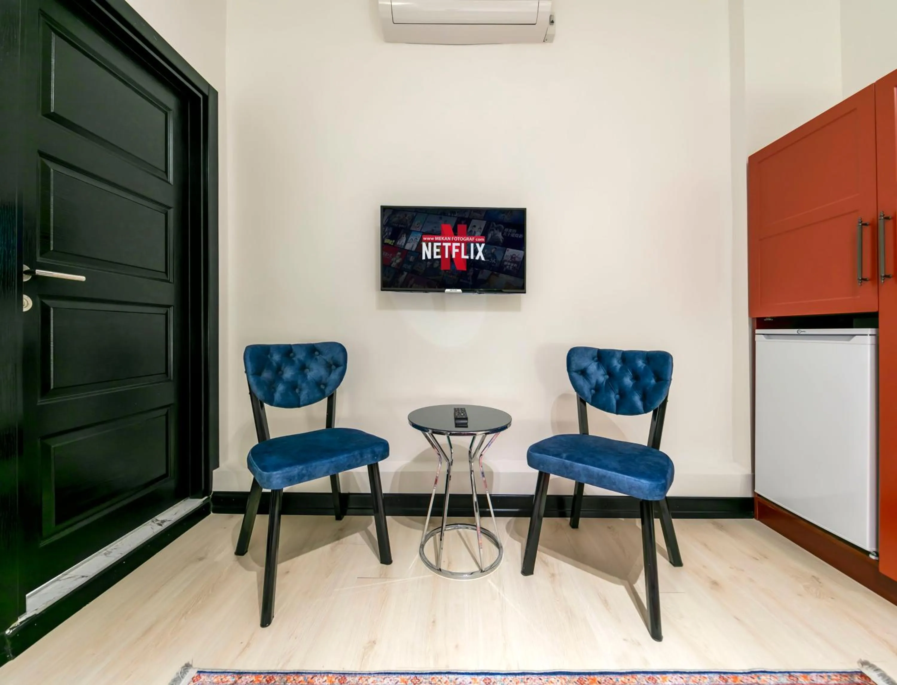 Seating area in Hexa Suites Hotel