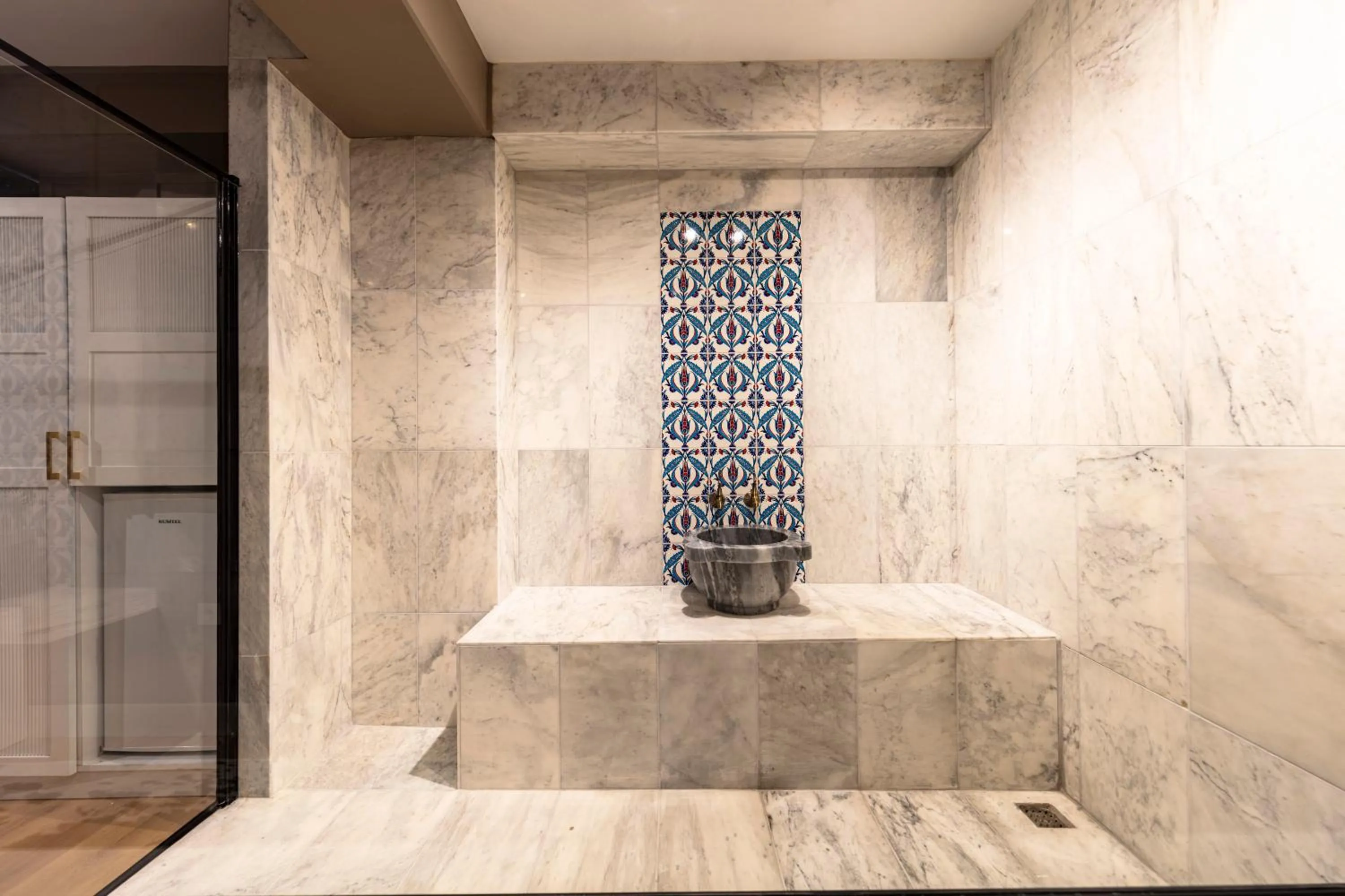 Shower in Hexa Suites Hotel