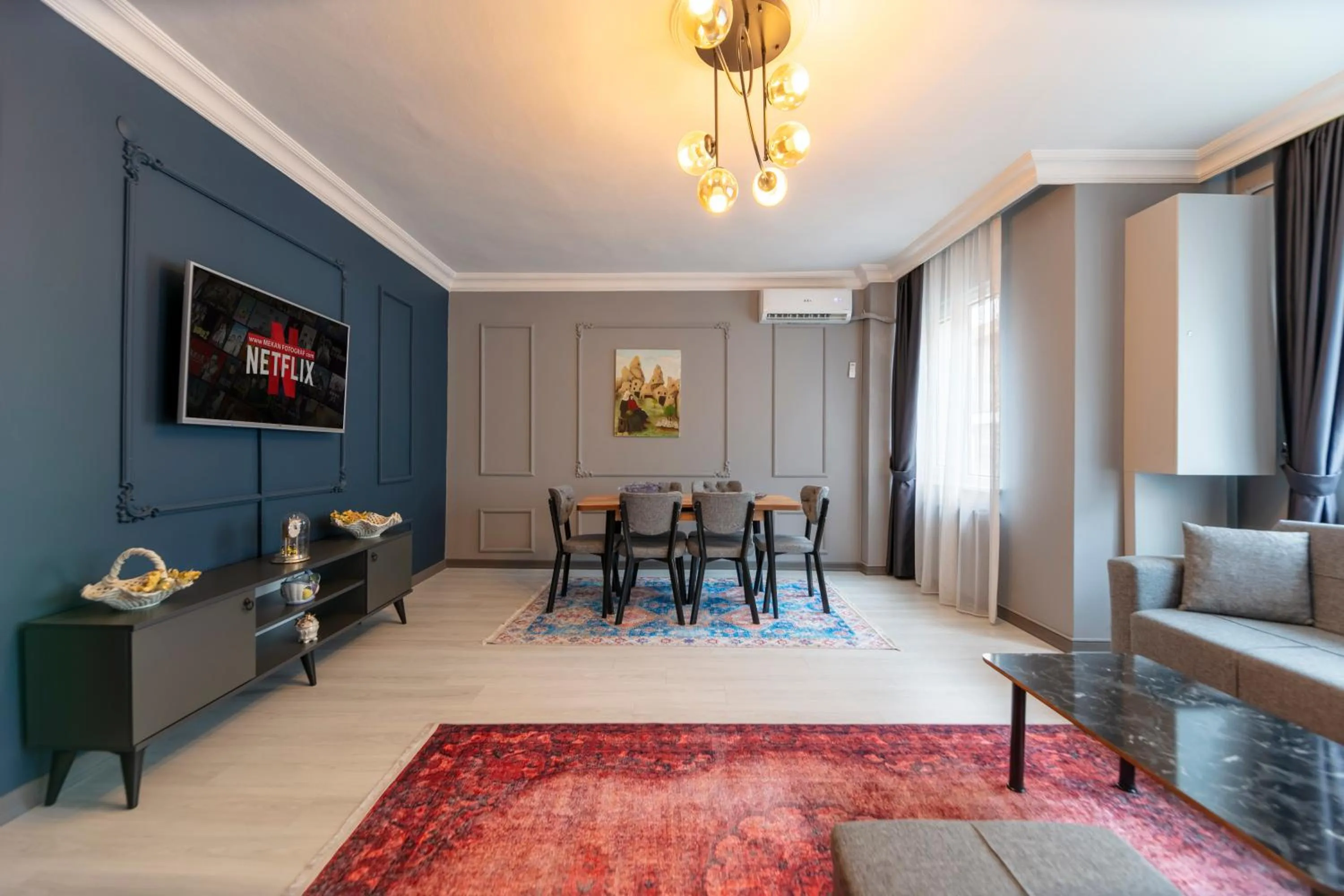 TV and multimedia in Hexa Suites Hotel