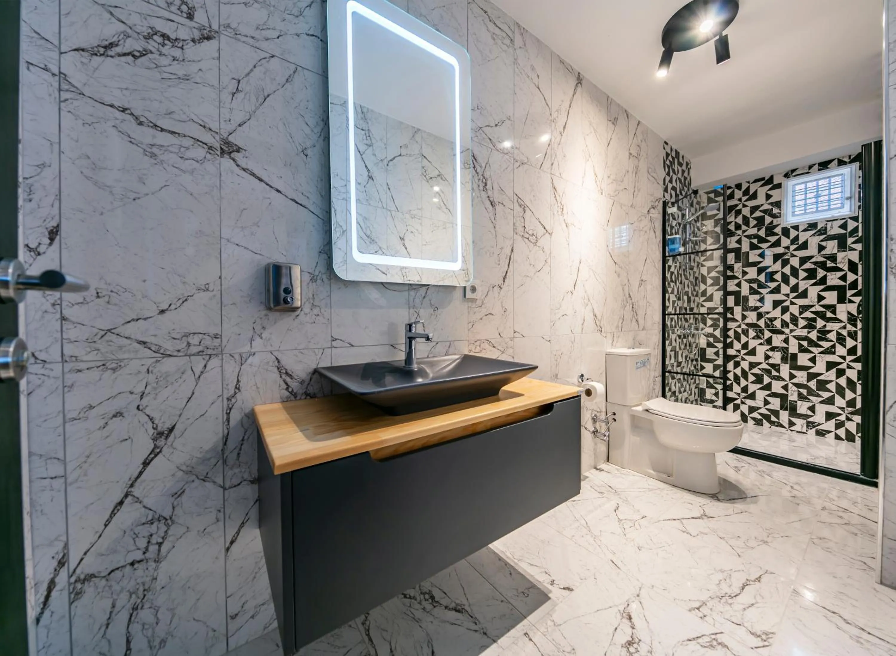 Shower in Hexa Suites Hotel