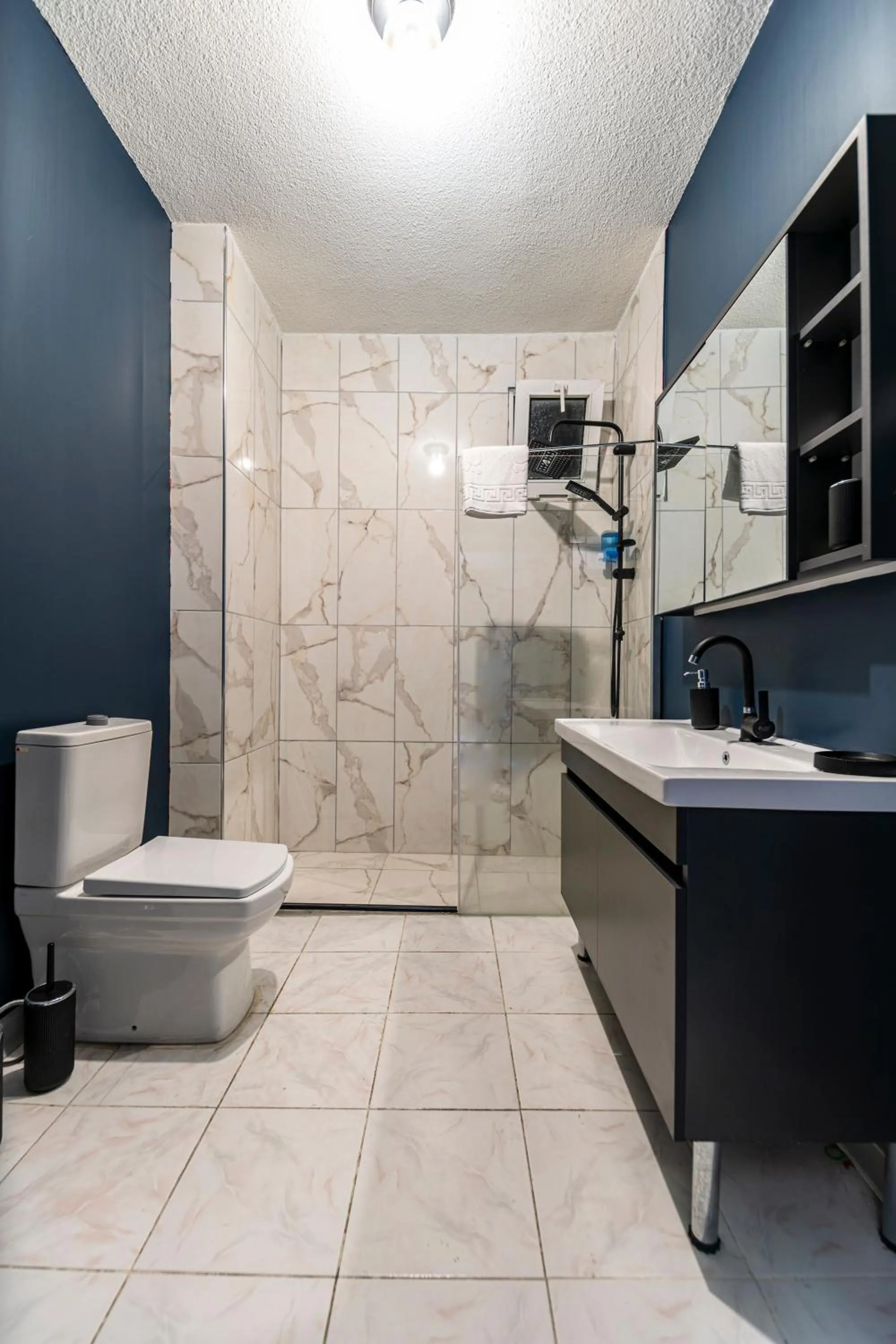 Toilet in Hexa Suites Hotel