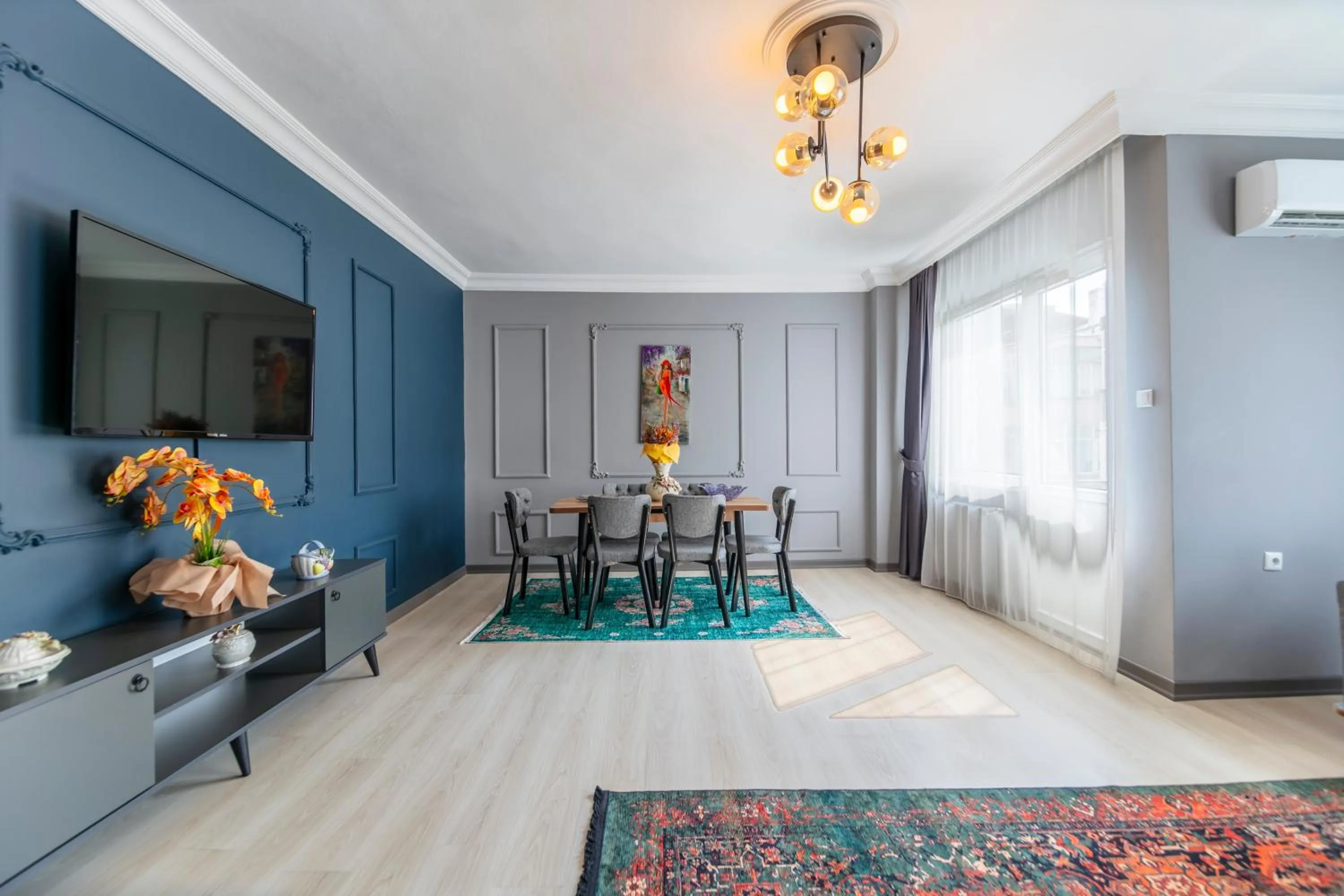 Communal lounge/ TV room in Hexa Suites Hotel