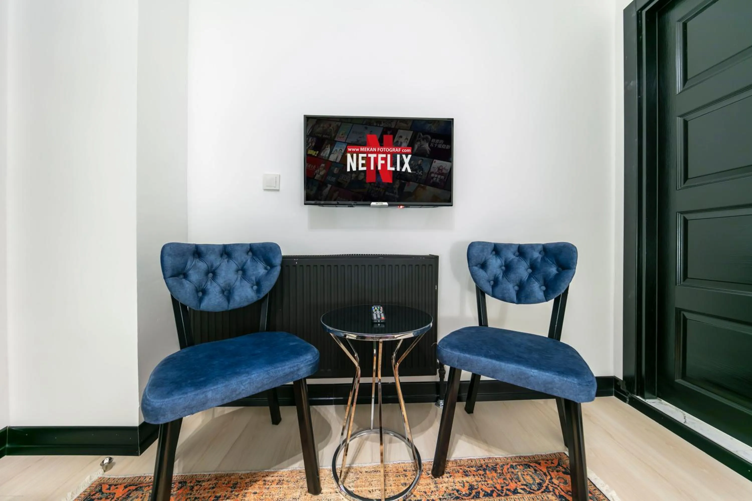 TV and multimedia in Hexa Suites Hotel