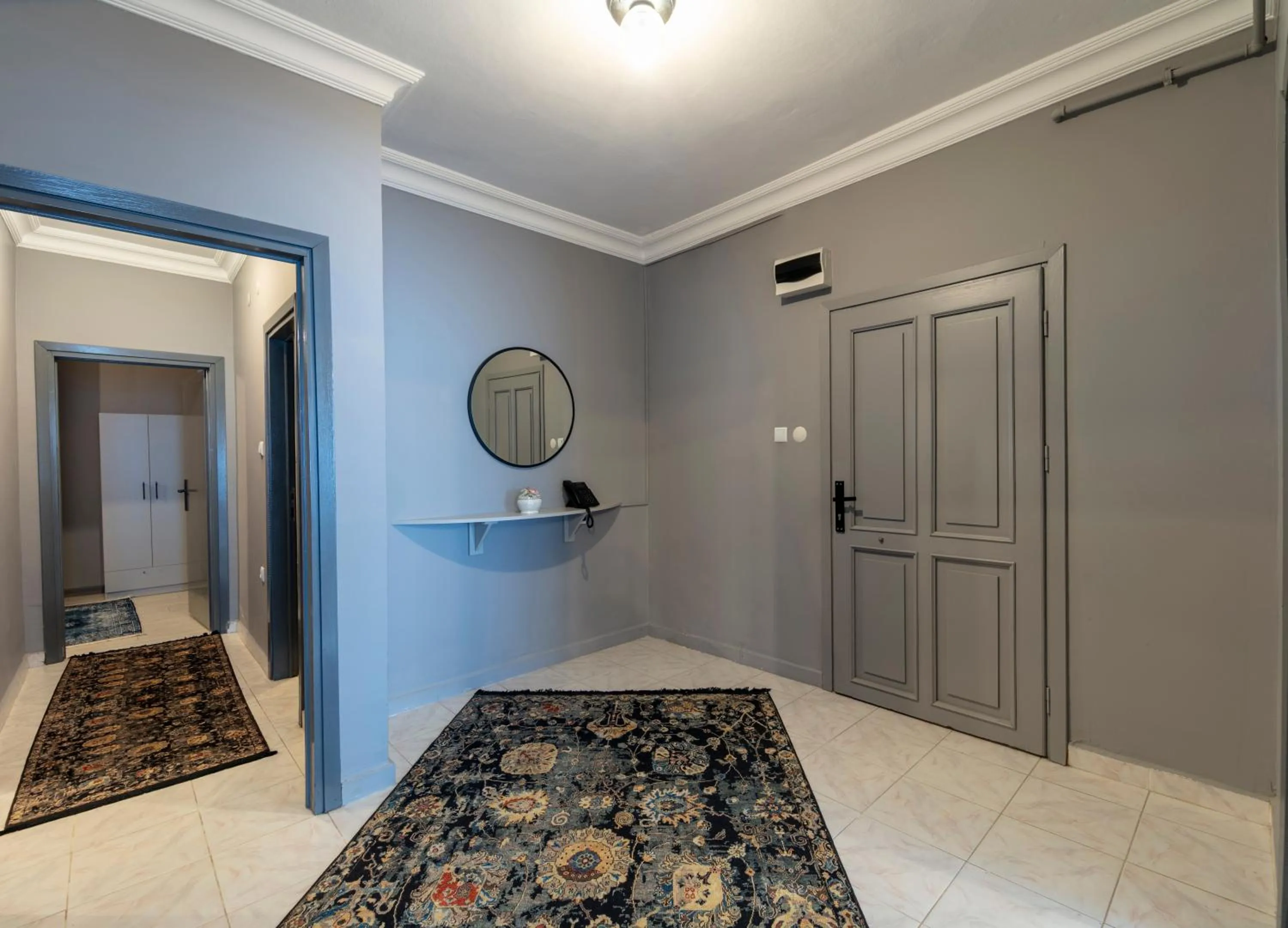 Facade/entrance, Bed in Hexa Suites Hotel