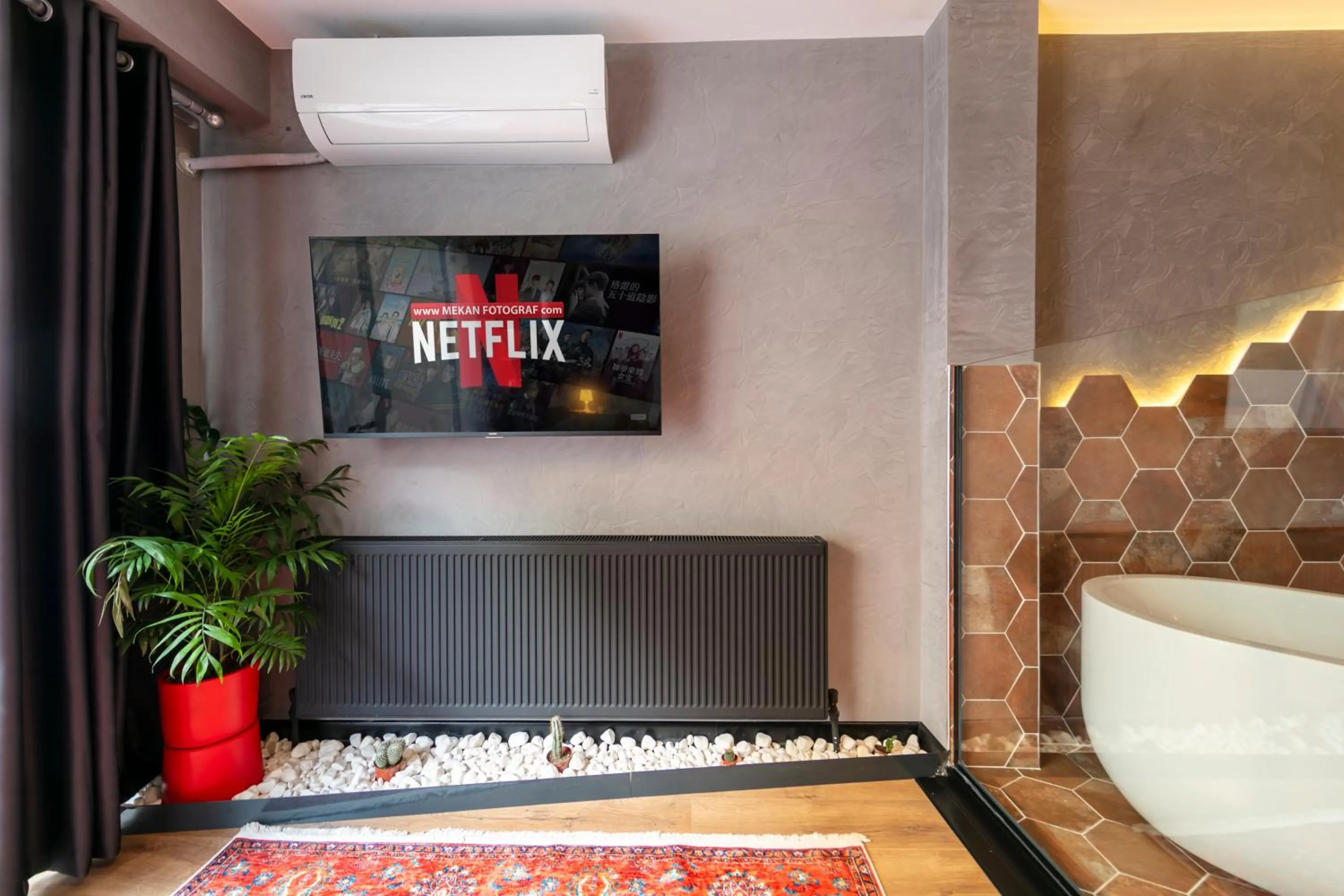 TV and multimedia in Hexa Suites Hotel