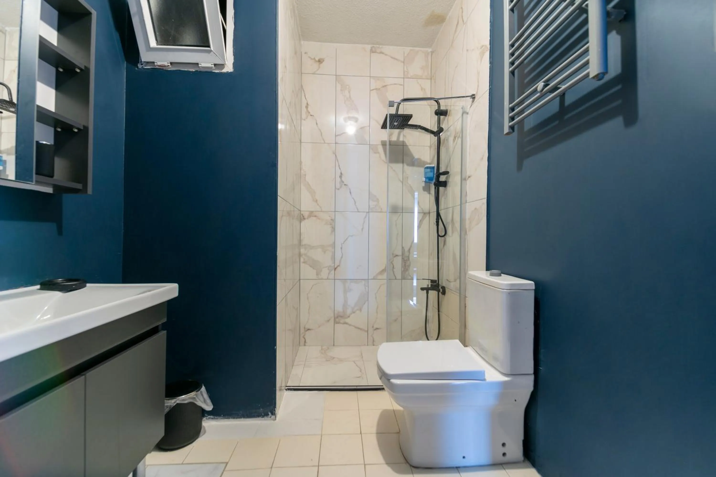 Shower in Hexa Suites Hotel