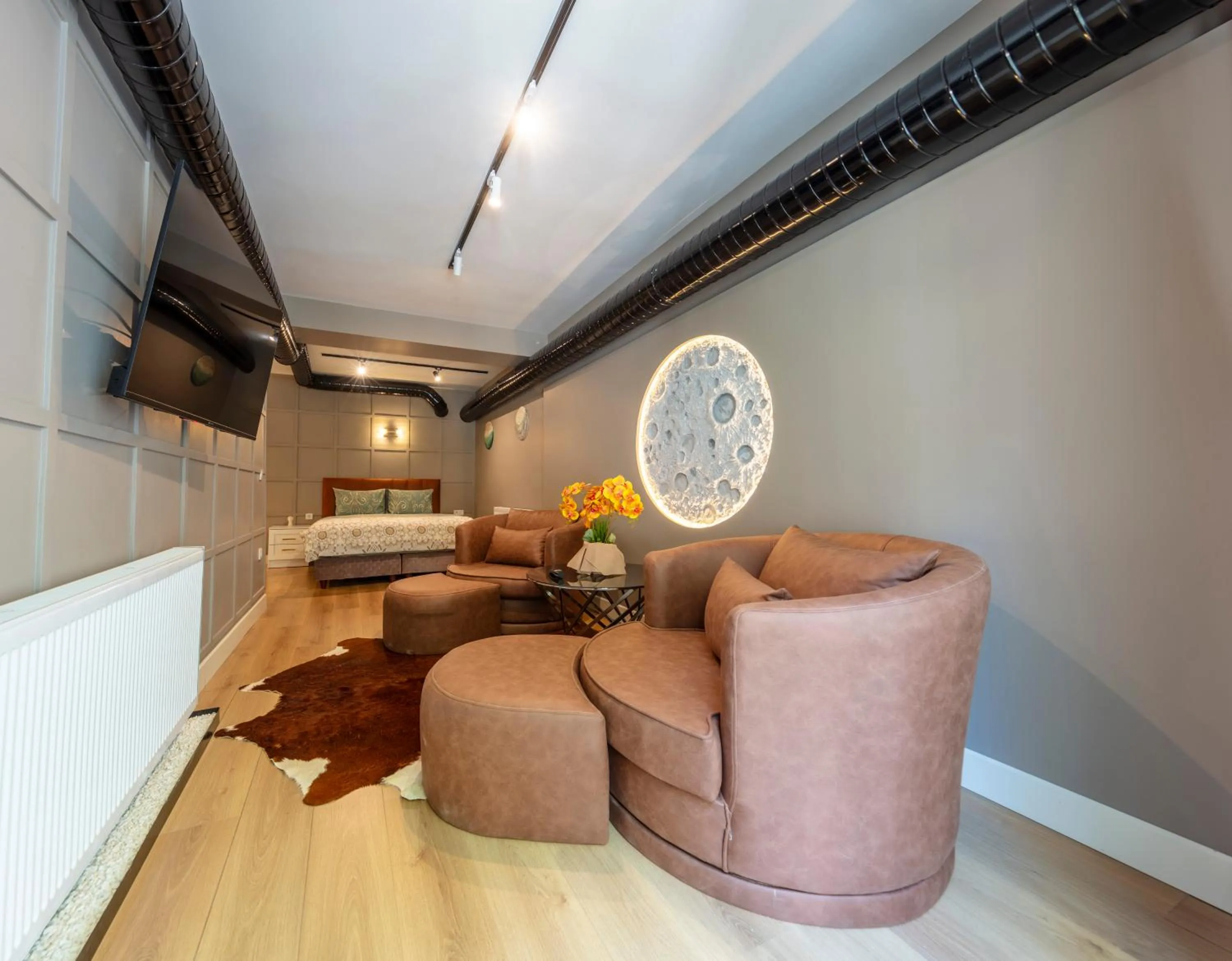 TV and multimedia in Hexa Suites Hotel