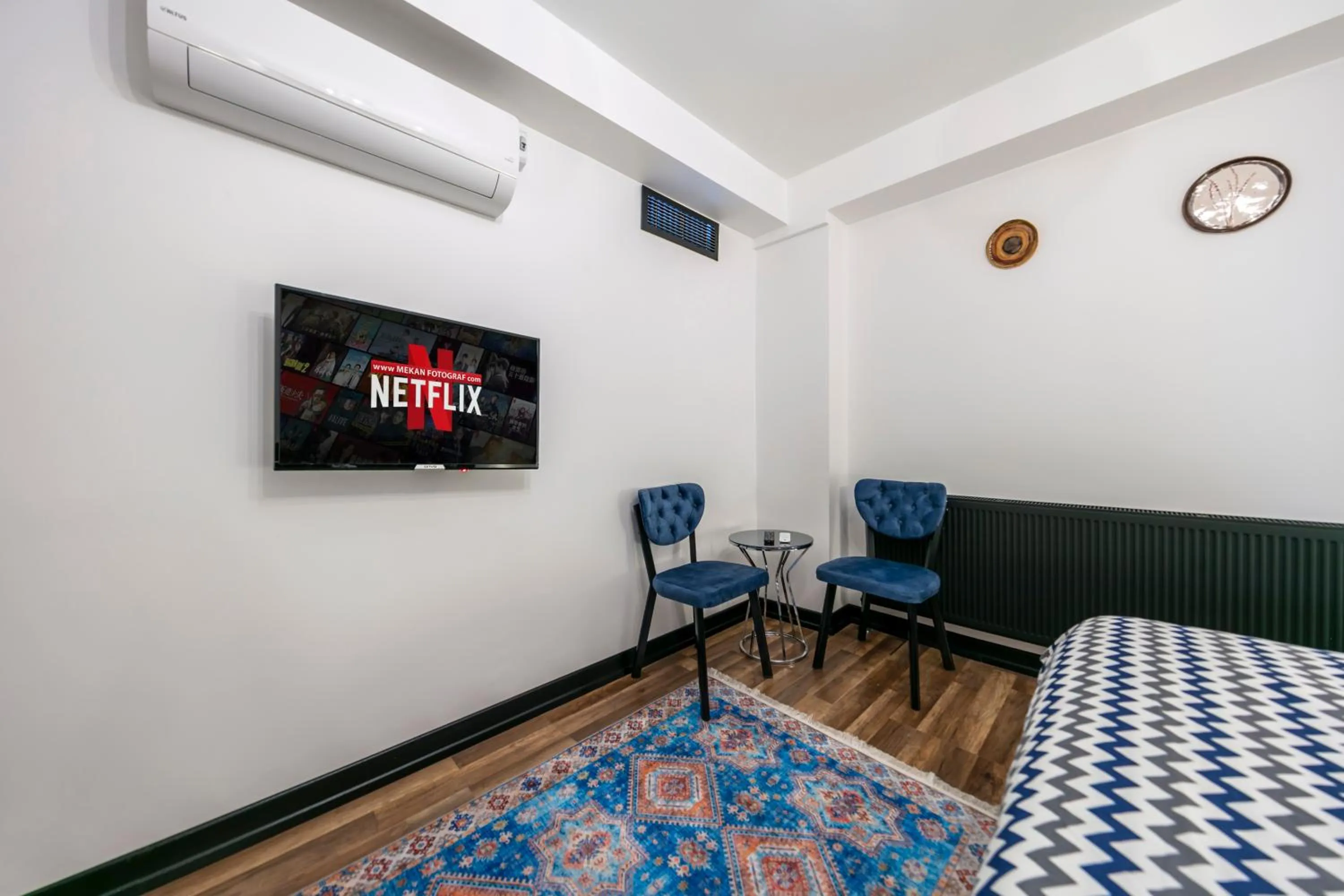 TV and multimedia, Bed in Hexa Suites Hotel