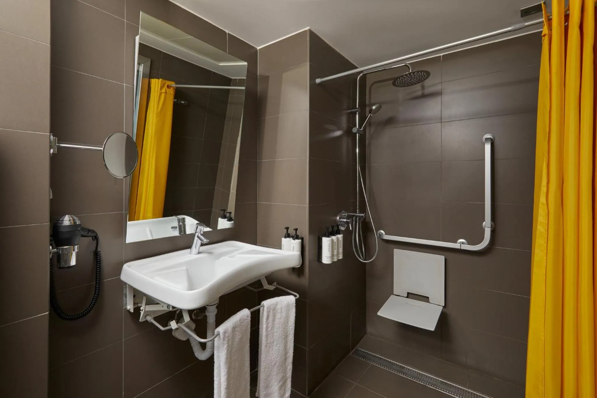 Photo of the whole room in voco Madrid Retiro by IHG