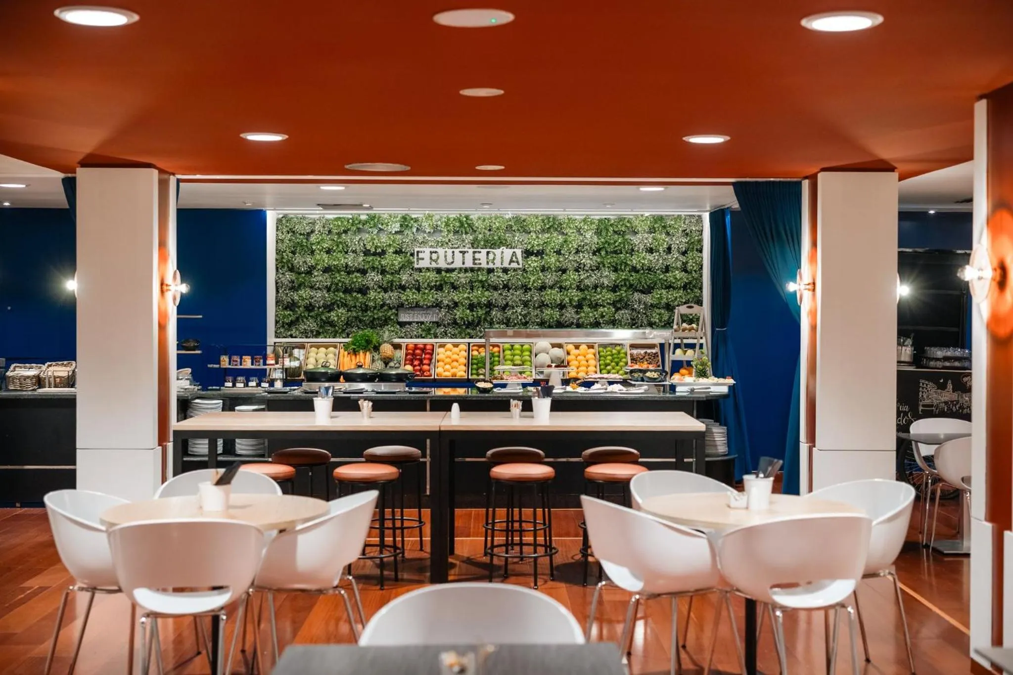 Breakfast in voco Madrid Retiro by IHG