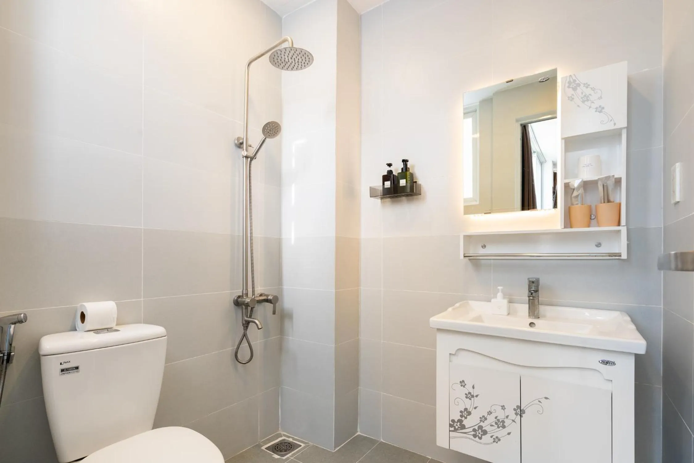 Shower in Ekomo Home 102 - Central Saigon