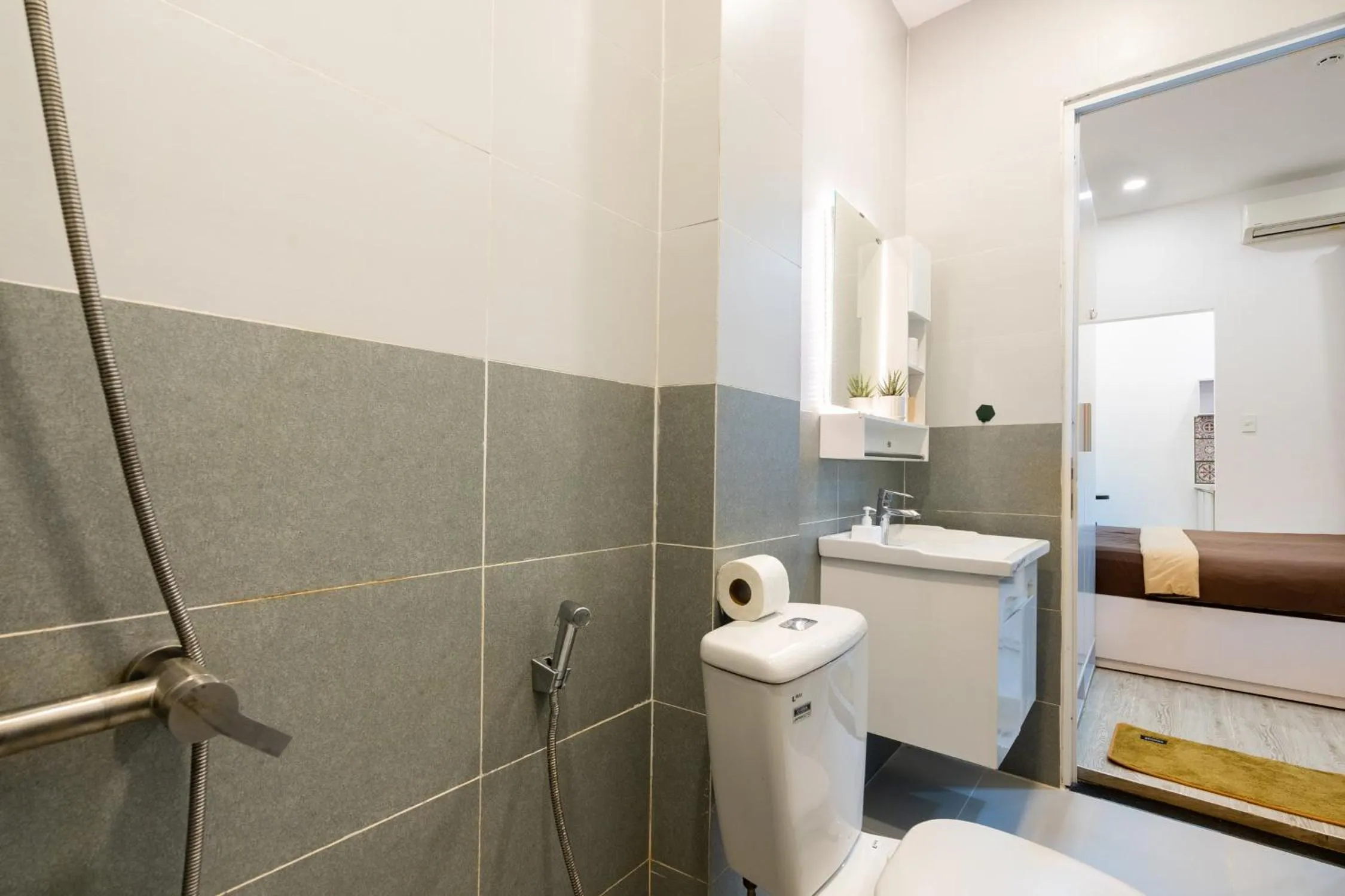 Toilet, Bed in Ekomo Home 102 - Central Saigon