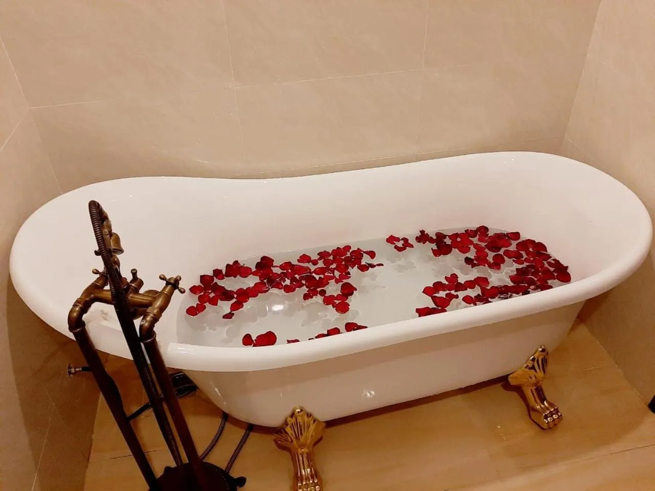 Bath in WHITE COFFEE HOUSE HOTEL