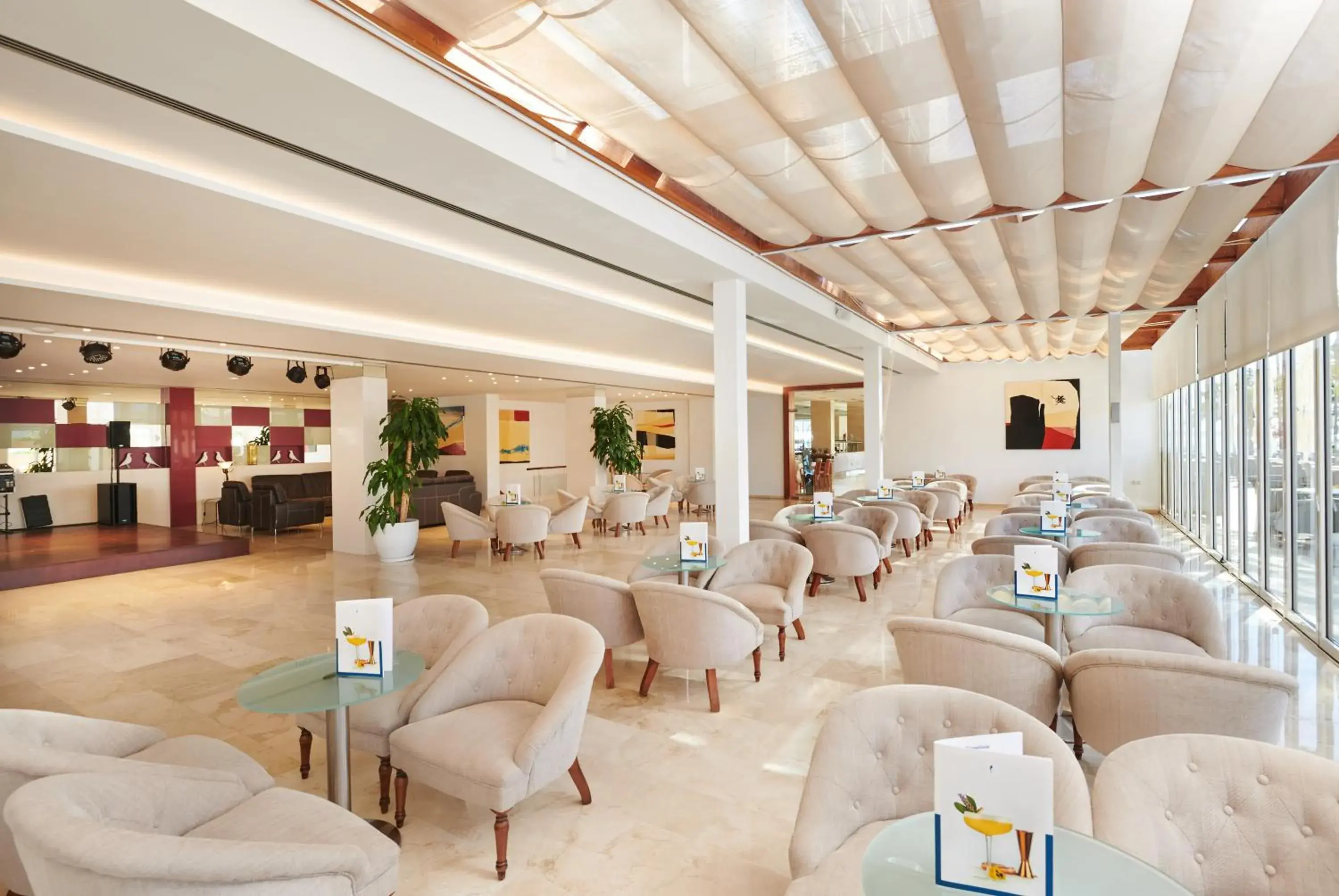 Lounge or bar in Hipotels Eurotel Punta Rotja Spa-Golf Lounge or bar in Hipotels Eurotel Punta Rotja Spa-Golf