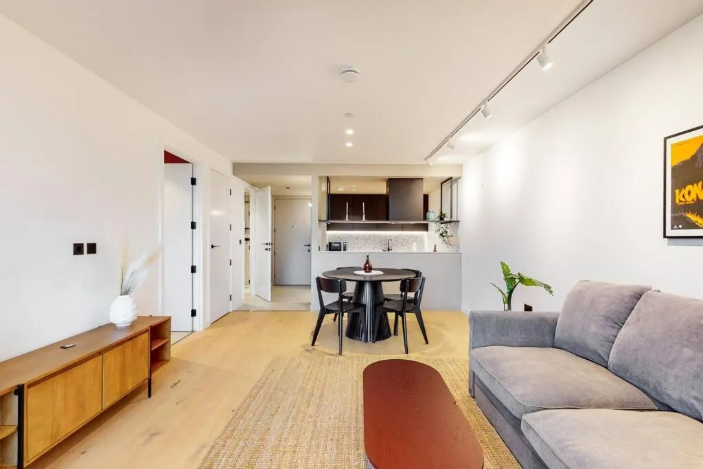 Modern 1 bed flat with balcony in Kensal Green