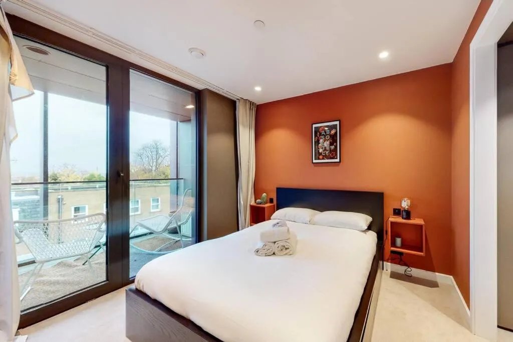 Bed in Modern 1 bed flat with balcony in Kensal Green