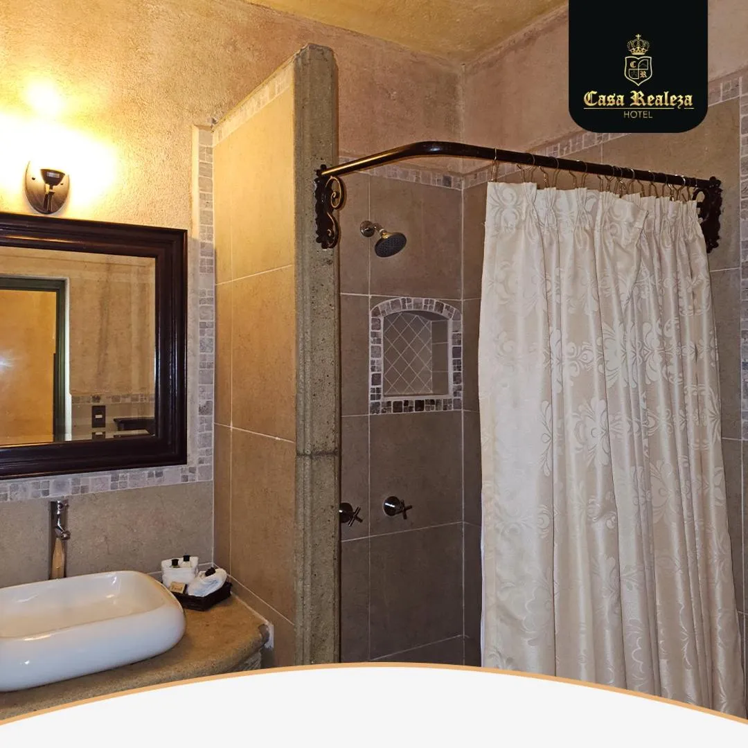 Bathroom, Bed in Hotel Casa Realeza