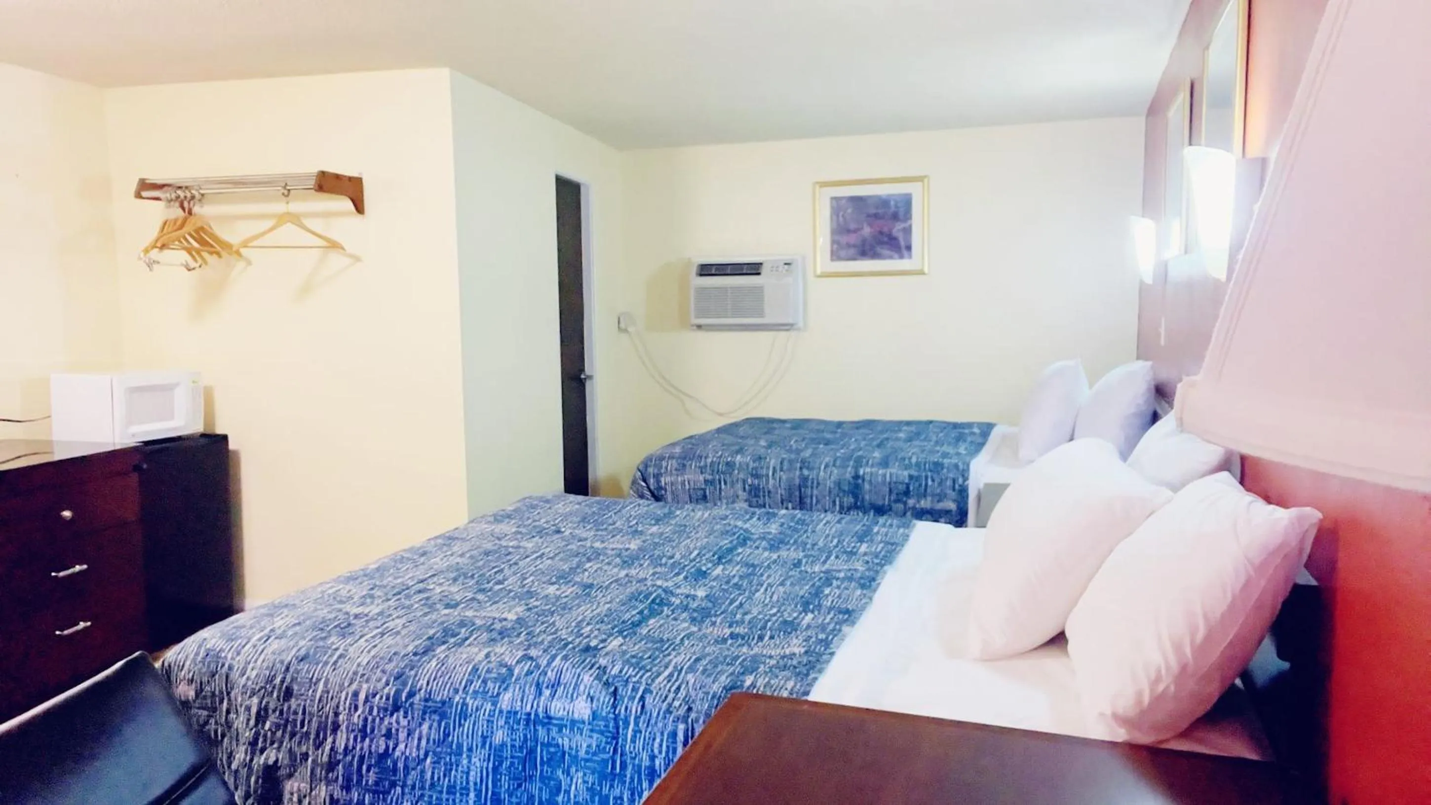 Bed in Travelors Lodge Motel & RV Park US-287&US-96