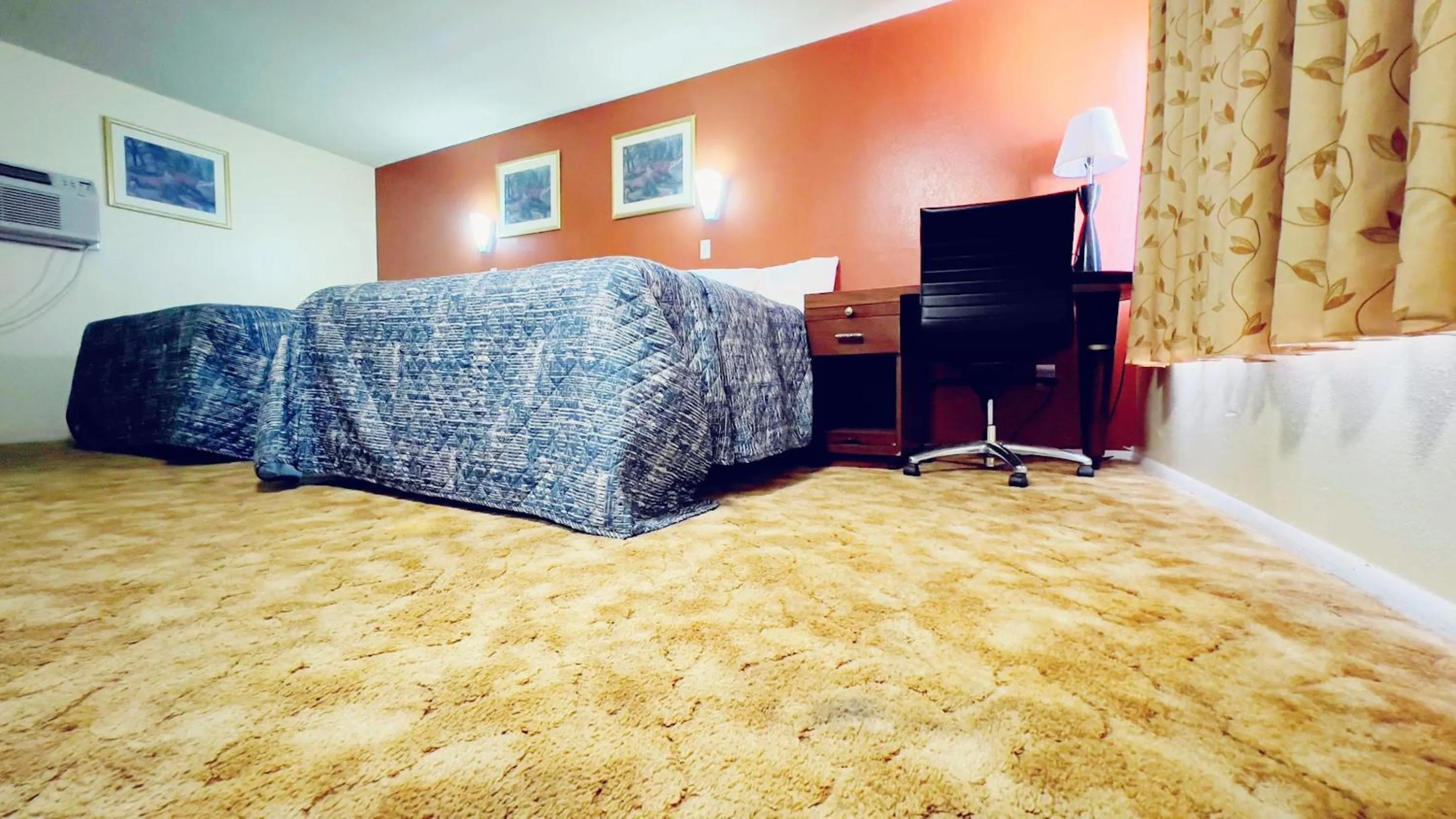 Bed in Travelors Lodge Motel & RV Park US-287&US-96