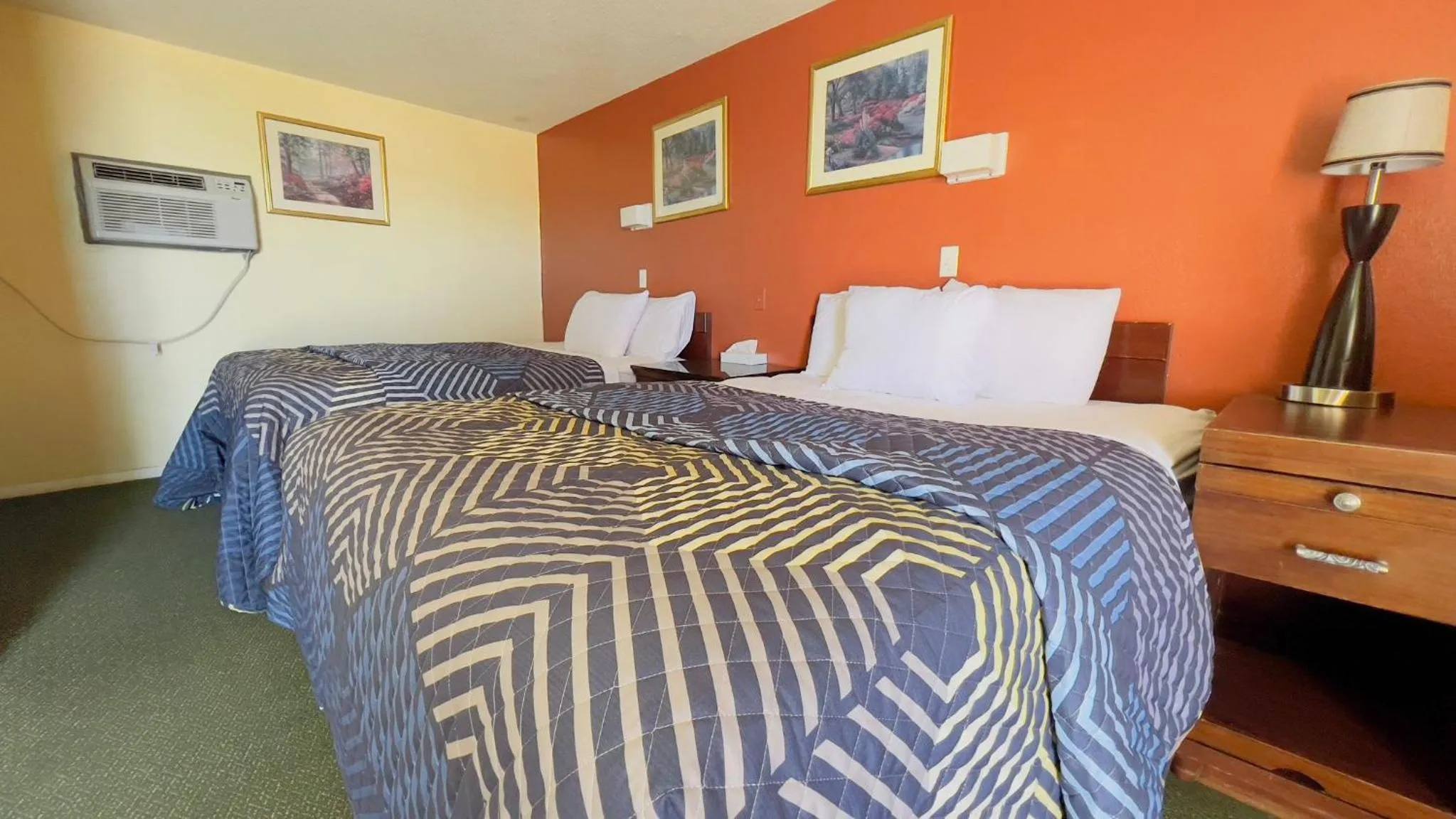 Bed in Travelors Lodge Motel & RV Park US-287&US-96