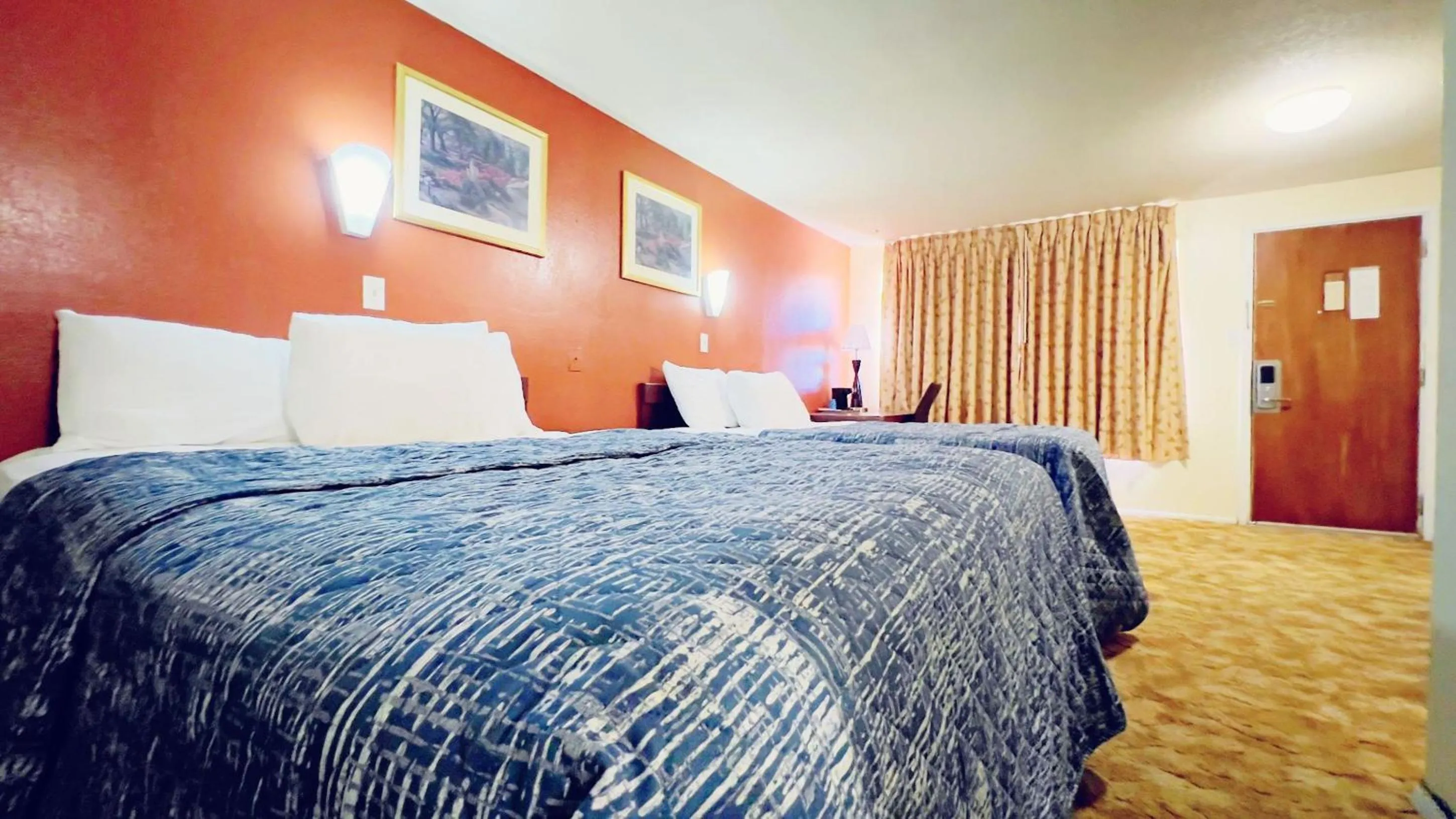 Bed in Travelors Lodge Motel & RV Park US-287&US-96