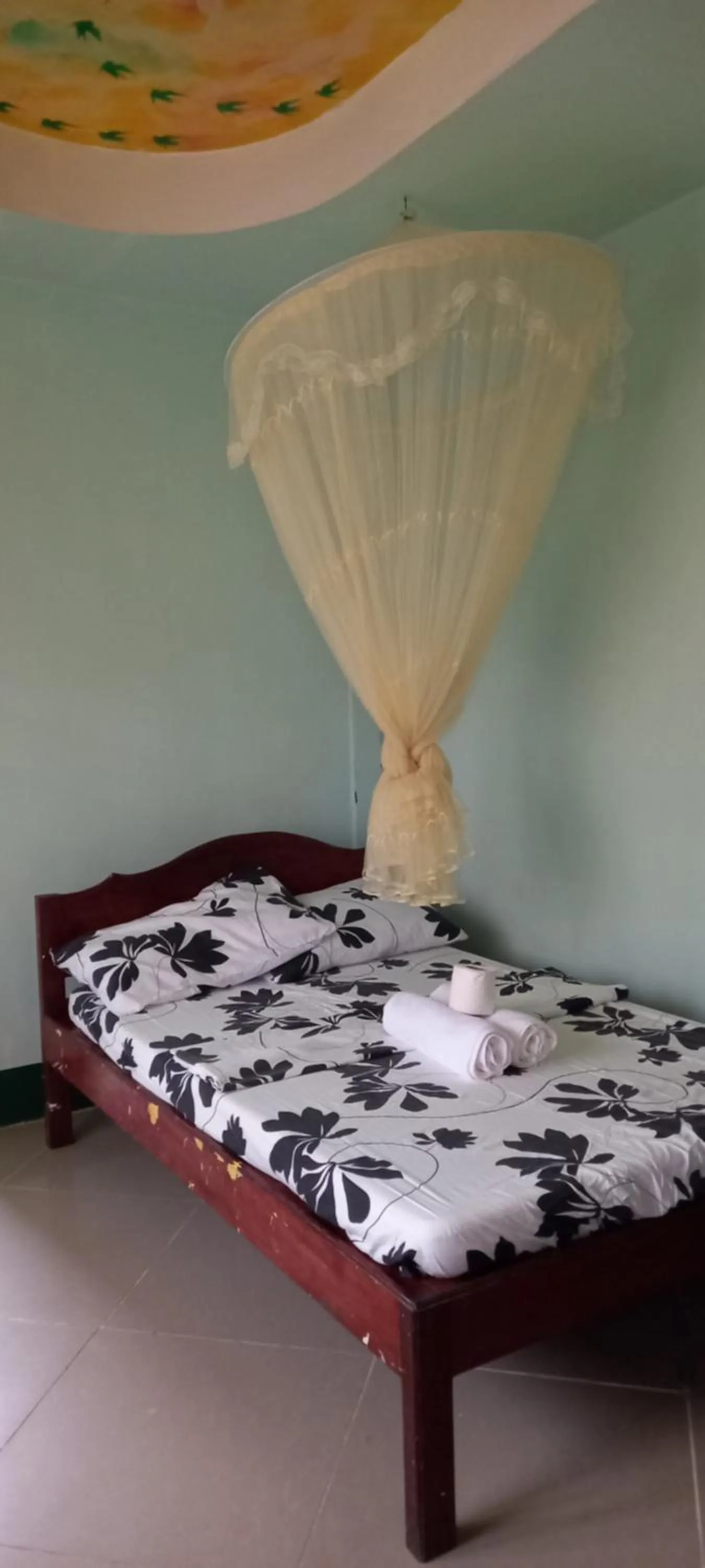 Bed in Rodel Yellow Hauz