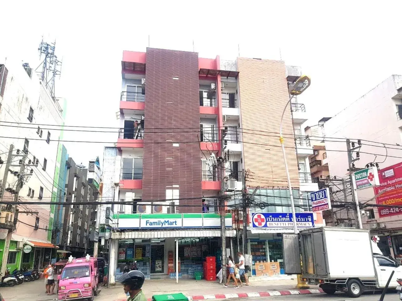 Property building in Patong Bay Inn Property building in Patong Bay Inn