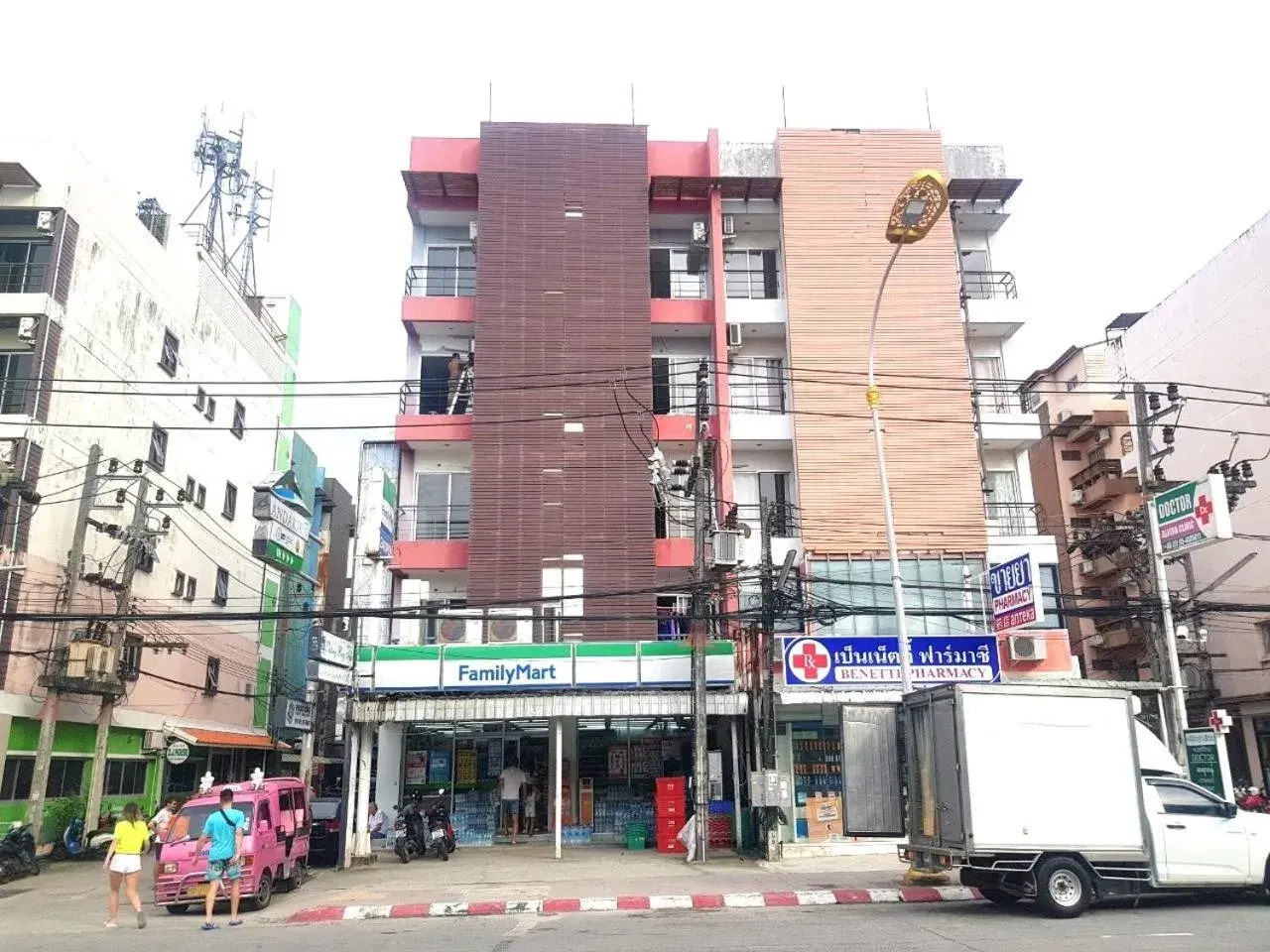Property building in Patong Bay Inn Property building in Patong Bay Inn