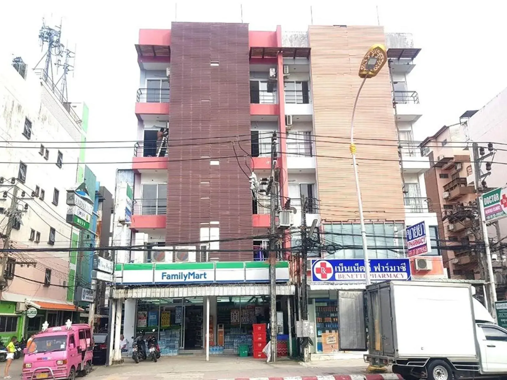 Property building in Patong Bay Inn Property building in Patong Bay Inn